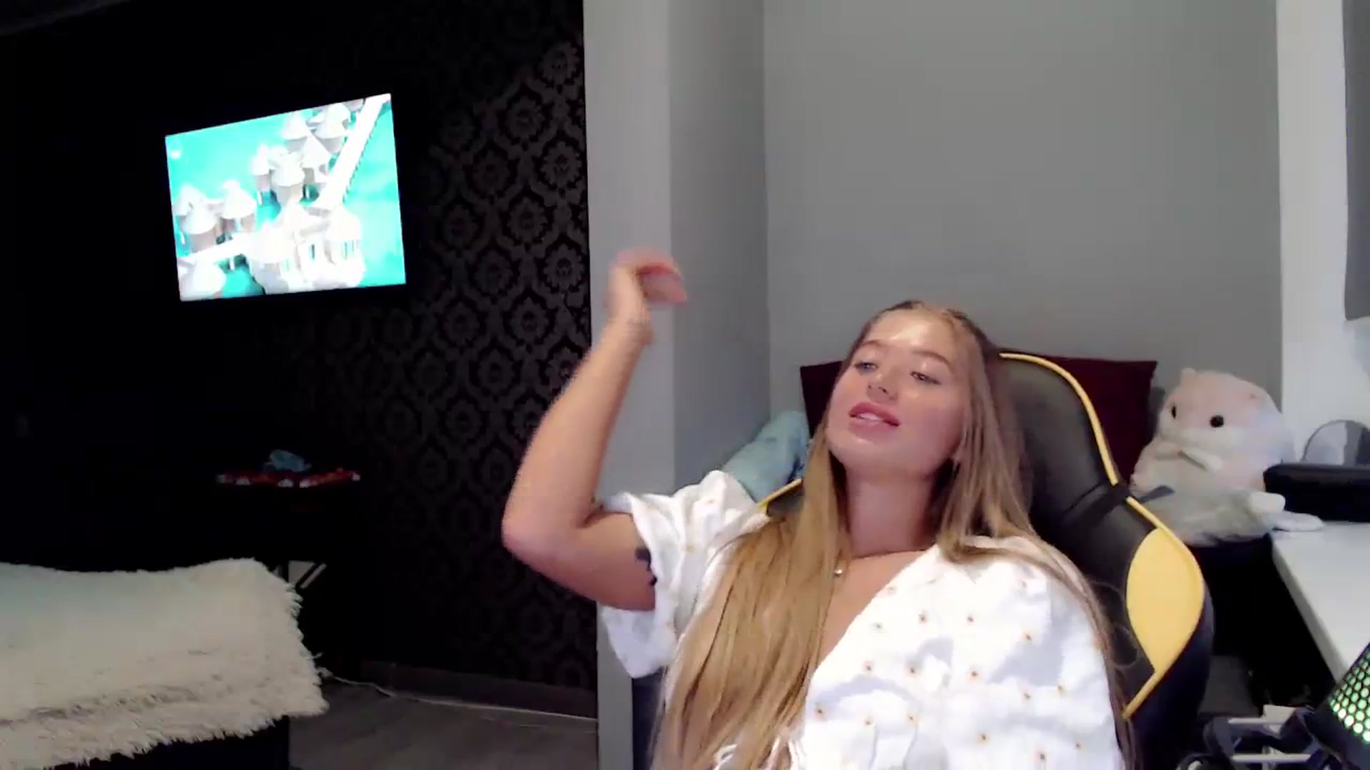 Gallery image thumbnail from Nicole_Bllare's myfreecams stream on, 09/18/2023, 16:27 image 15 of 20