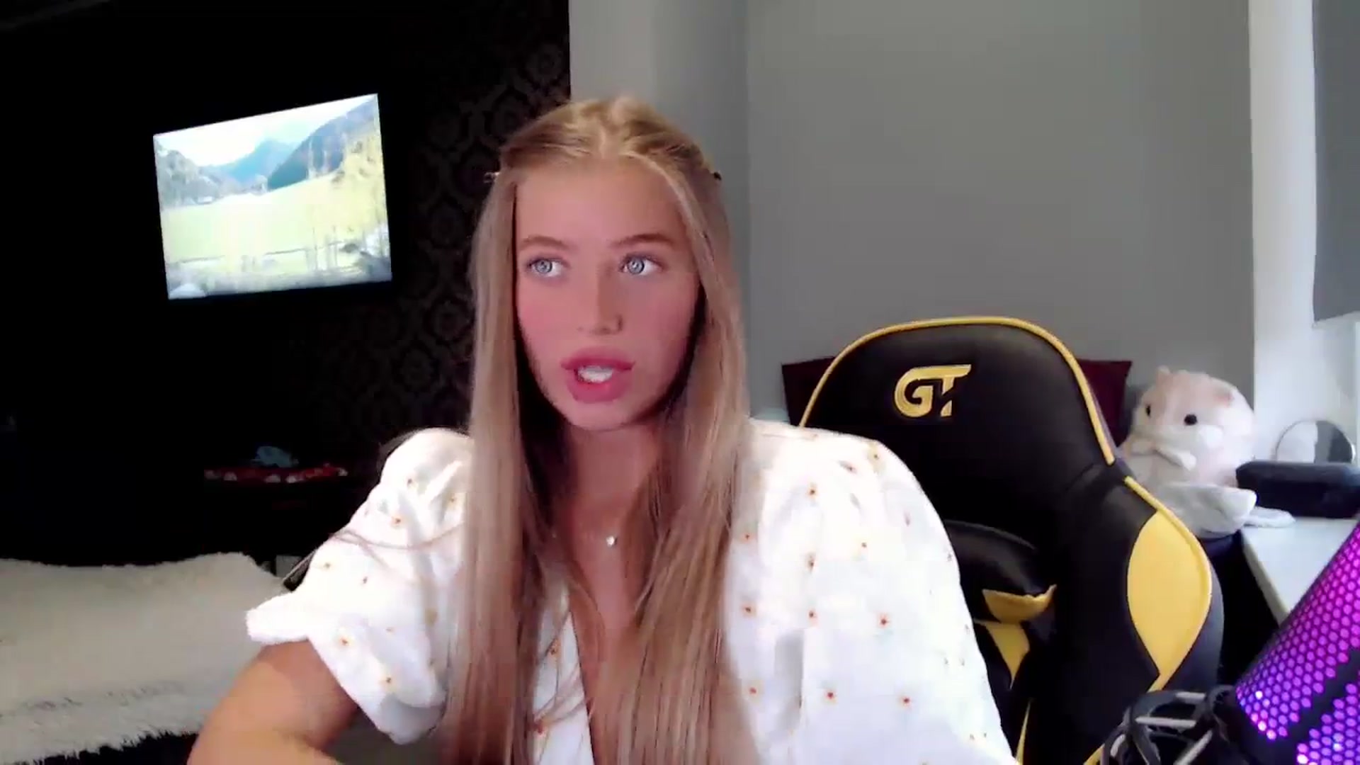 Gallery image thumbnail from Nicole_Bllare's myfreecams stream on, 09/18/2023, 16:27 image 9 of 20