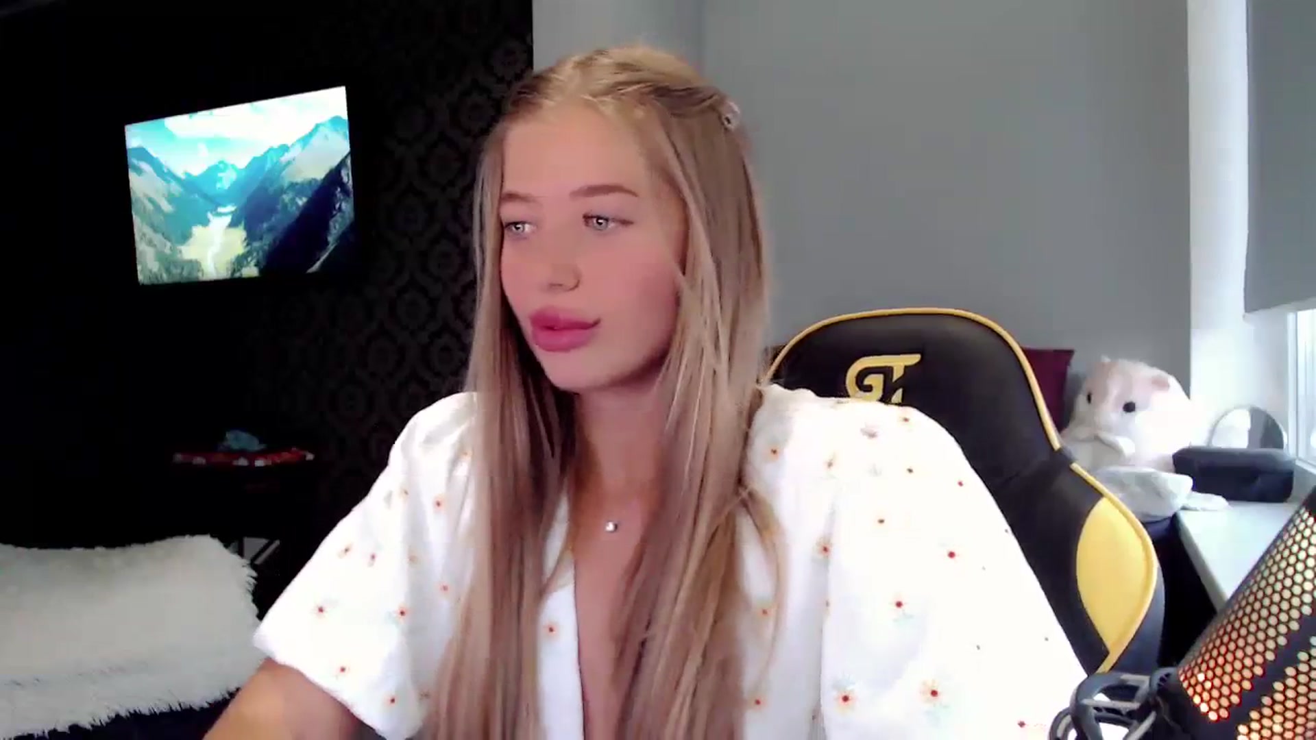 Gallery image thumbnail from Nicole_Bllare's myfreecams stream on, 09/18/2023, 16:27 image 5 of 20