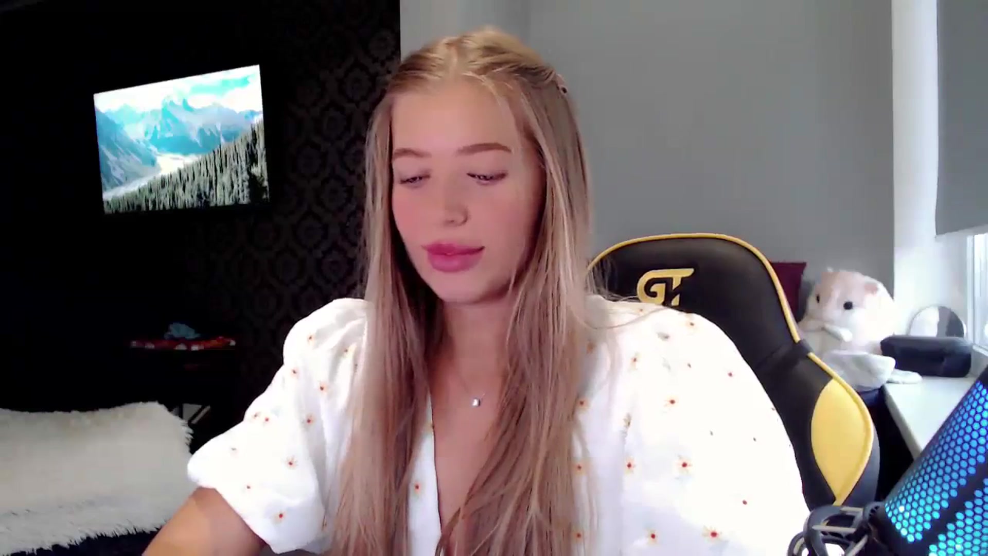 Gallery image thumbnail from Nicole_Bllare's myfreecams stream on, 09/18/2023, 16:27 image 6 of 20