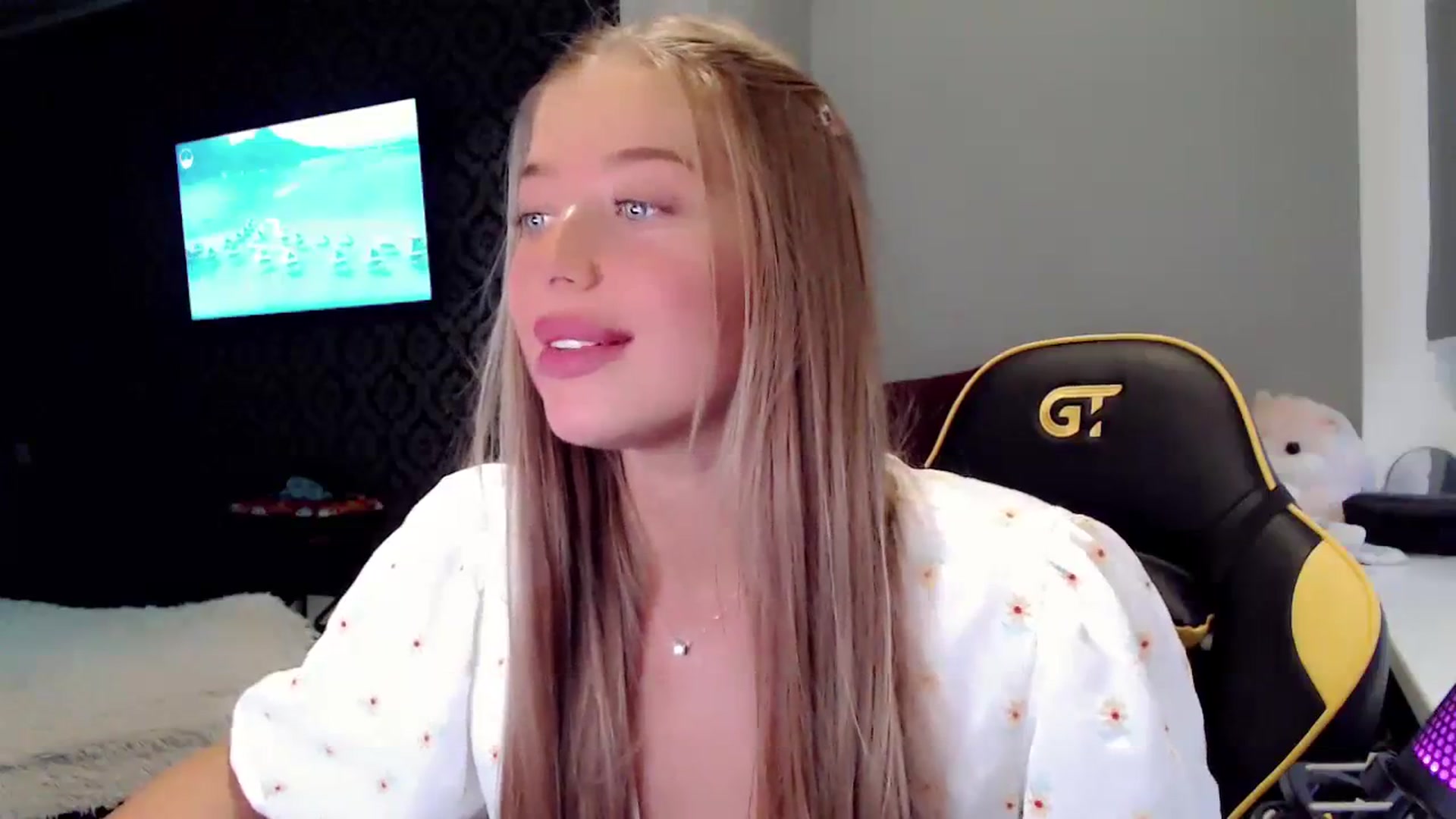 Gallery image thumbnail from Nicole_Bllare's myfreecams stream on, 09/18/2023, 16:27 image 14 of 20