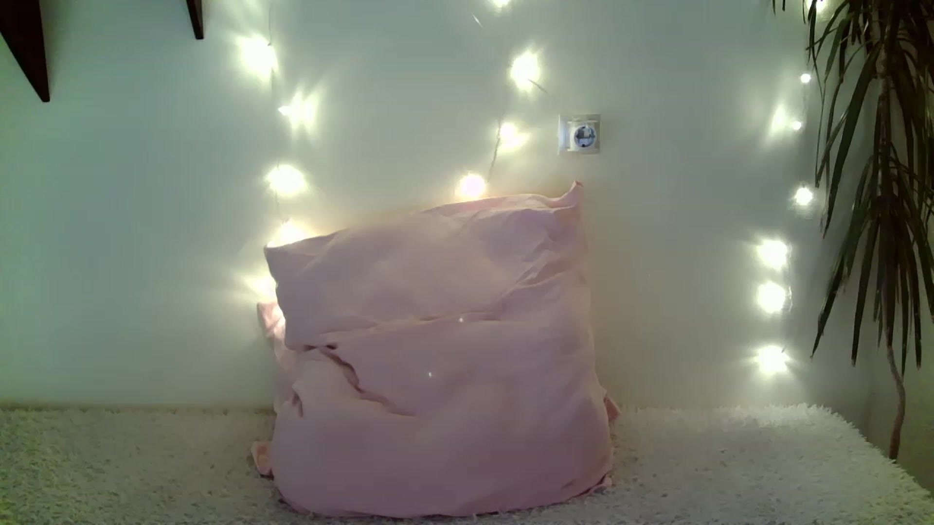 Gallery image thumbnail from Nicole_W's myfreecams stream on, 12/25/2022, 19:24 image 4 of 20