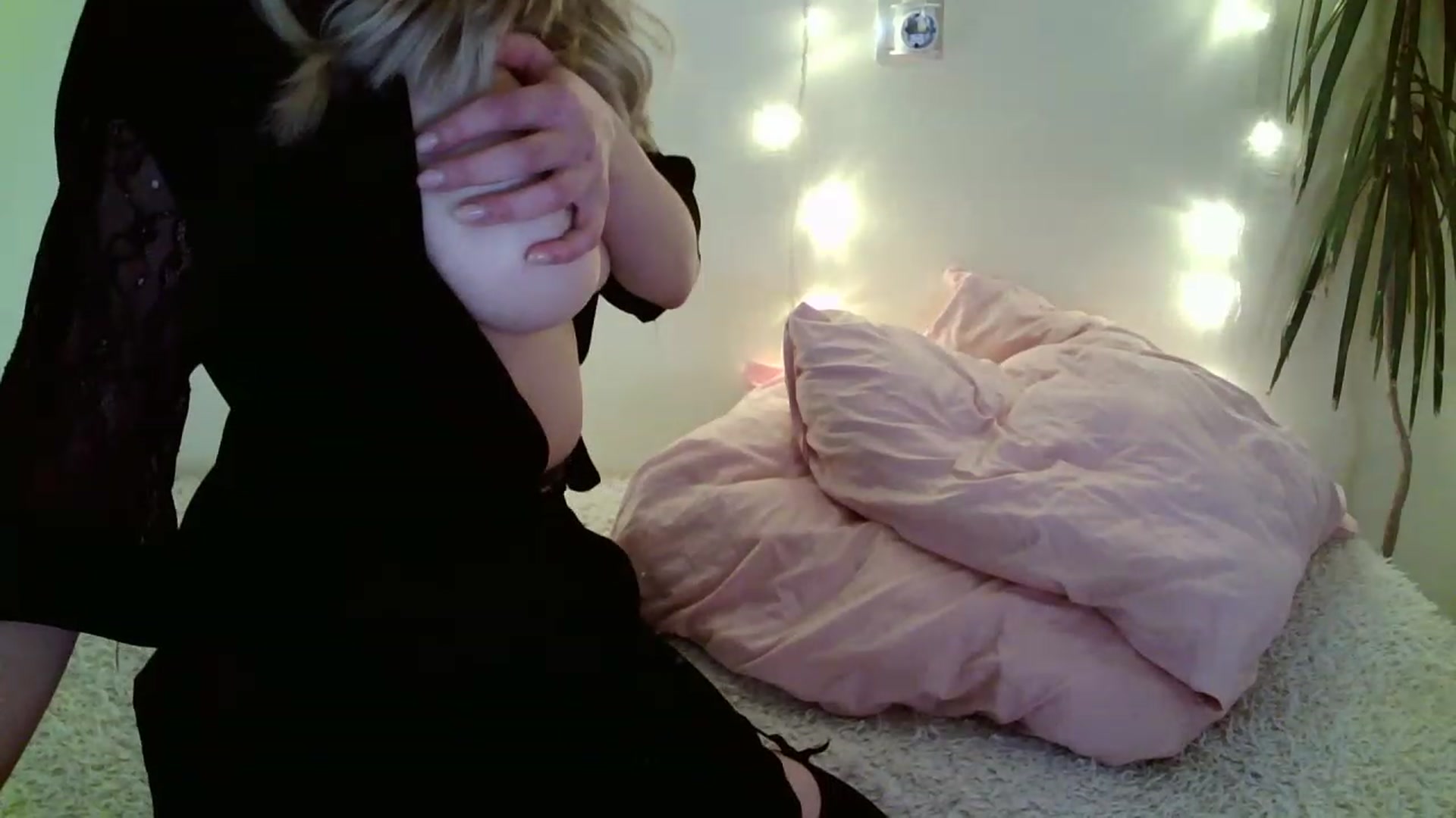 Gallery image thumbnail from Nicole_W's myfreecams stream on, 12/25/2022, 19:24 image 16 of 20