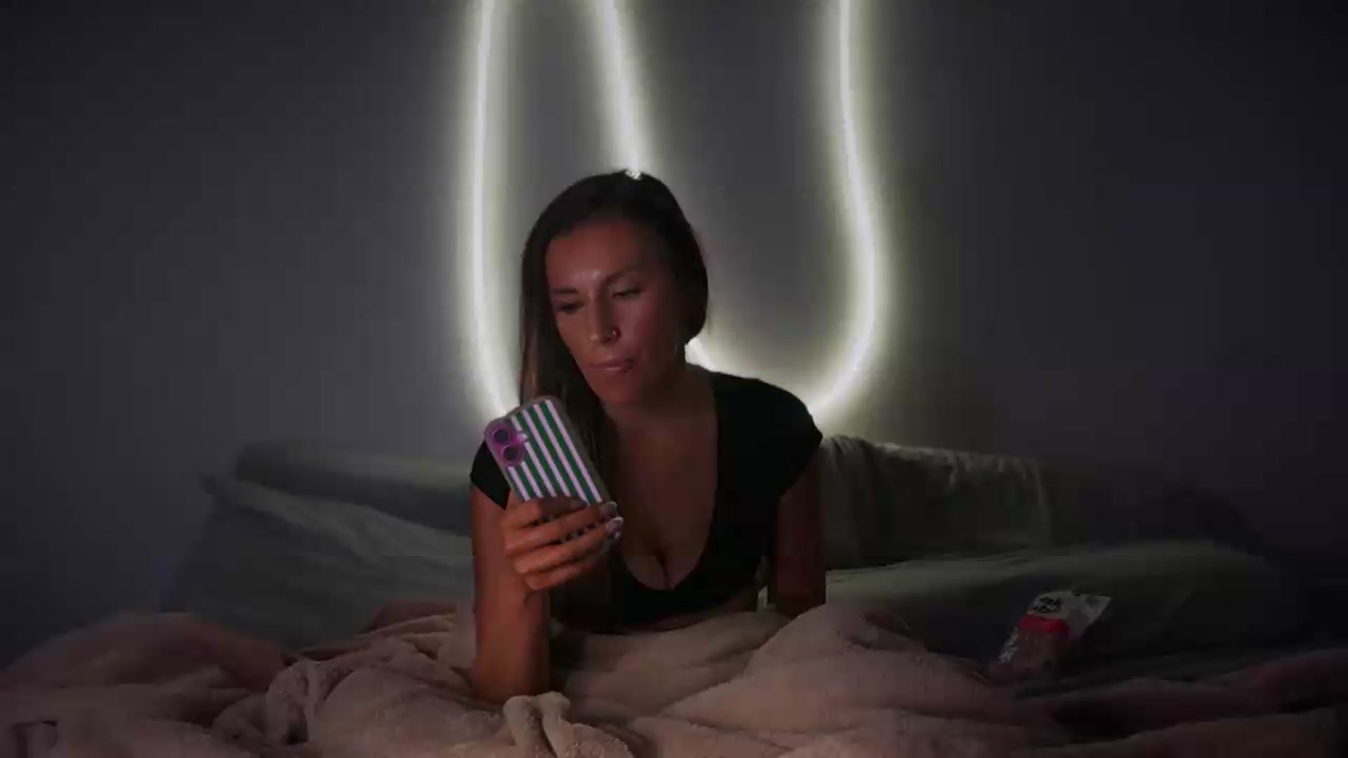Gallery image thumbnail from Nicole_banks's myfreecams stream on, 08/18/2026, 03:31 image 5 of 20