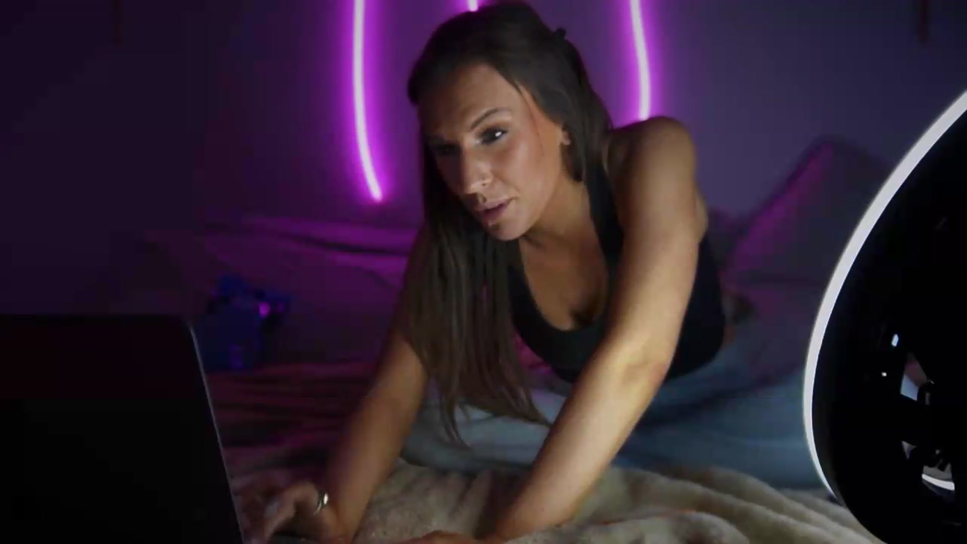 Gallery image thumbnail from Nicole_banks's myfreecams stream on, 08/21/2026, 05:07 image 9 of 20
