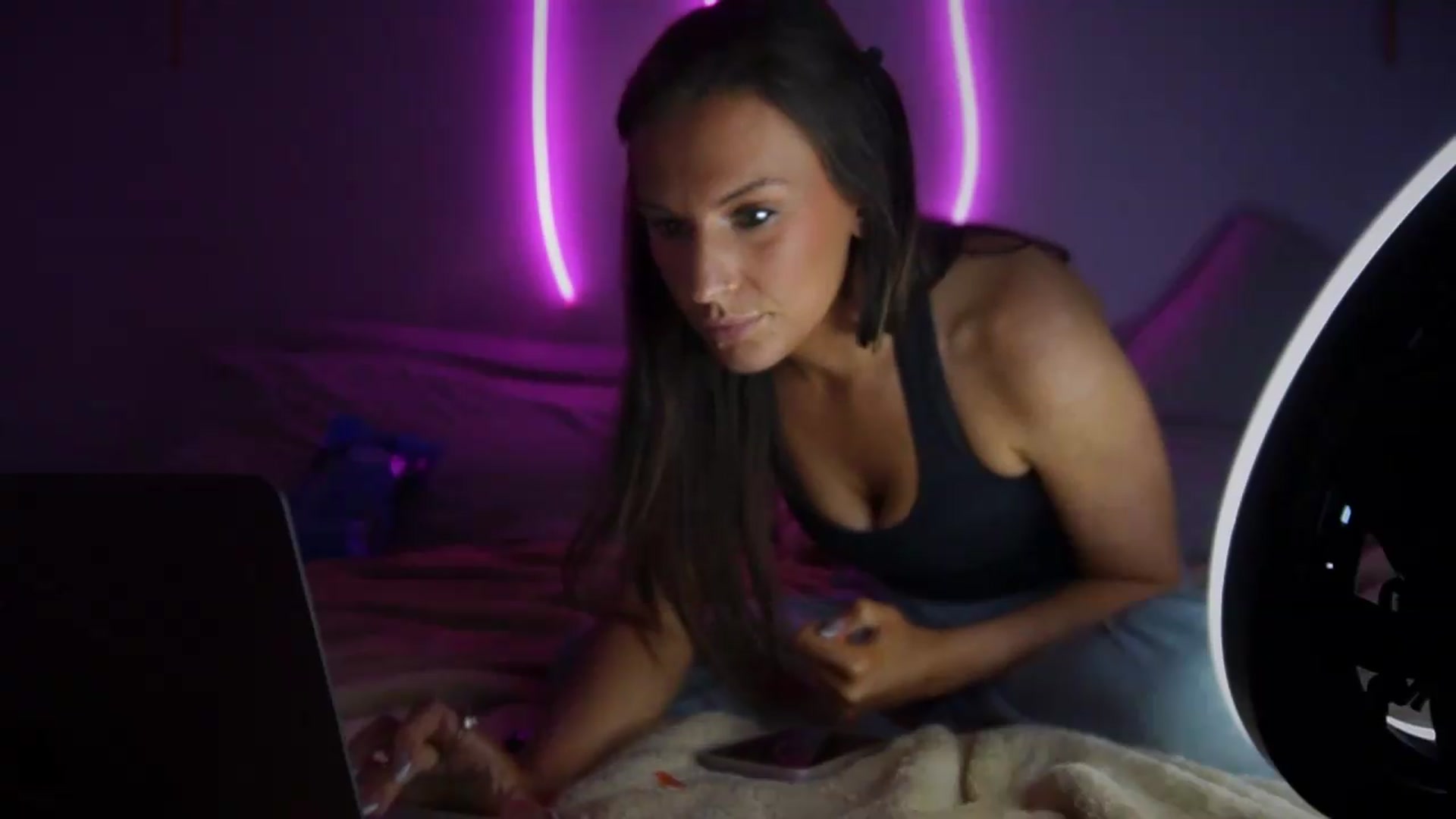 Gallery image thumbnail from Nicole_banks's myfreecams stream on, 08/21/2026, 05:07 image 20 of 20