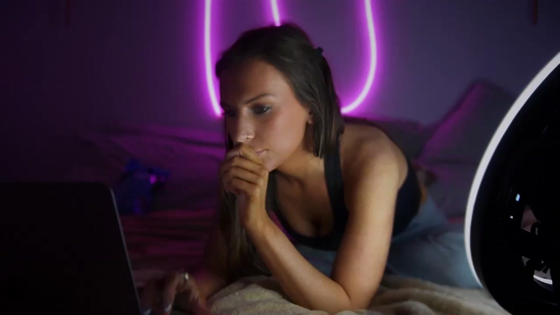 Gallery image thumbnail from Nicole_banks's myfreecams stream on, 08/21/2026, 05:07 image 13 of 20