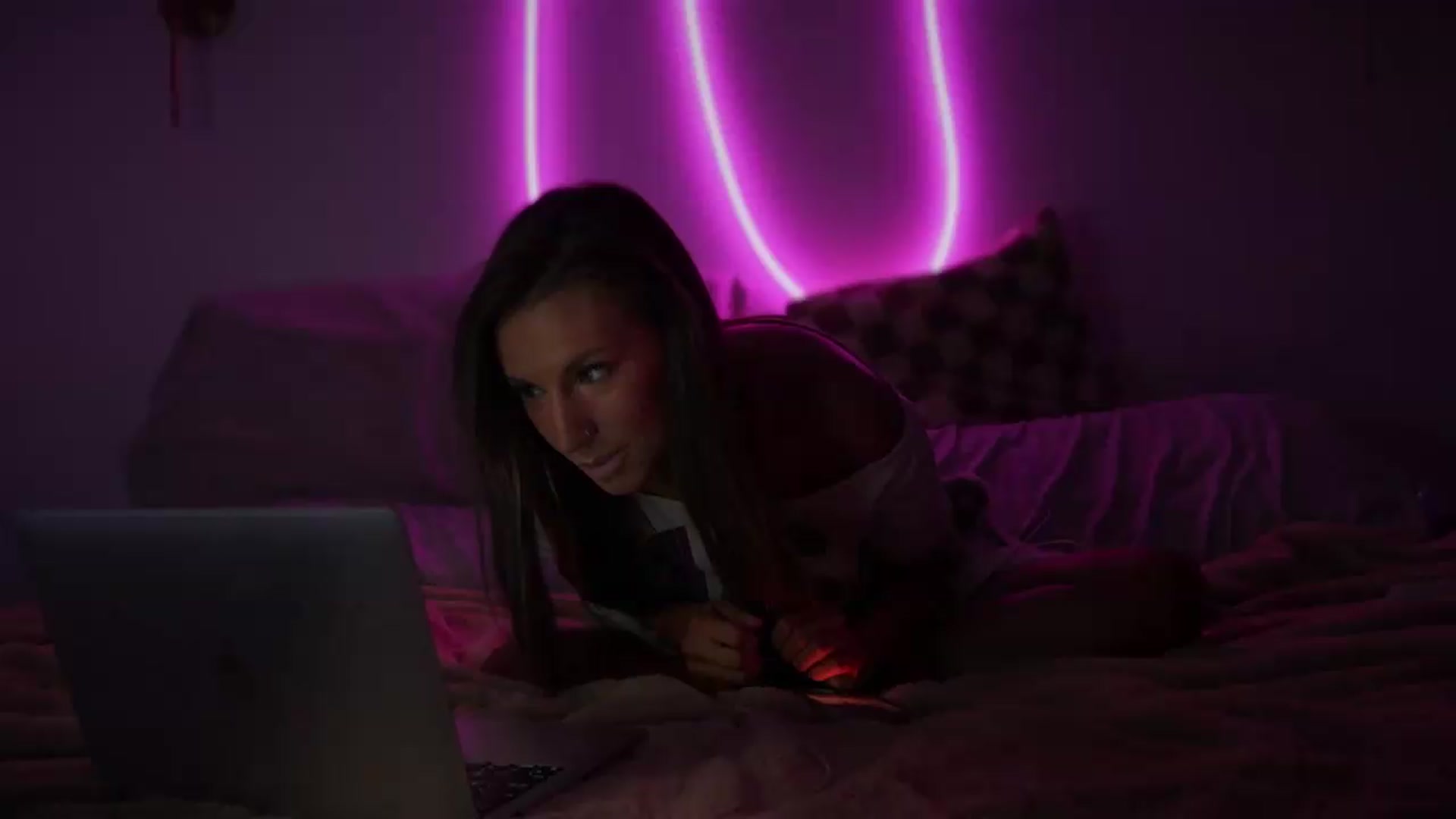 Gallery image thumbnail from Nicole_banks's myfreecams stream on, 08/24/2026, 05:22 image 4 of 20
