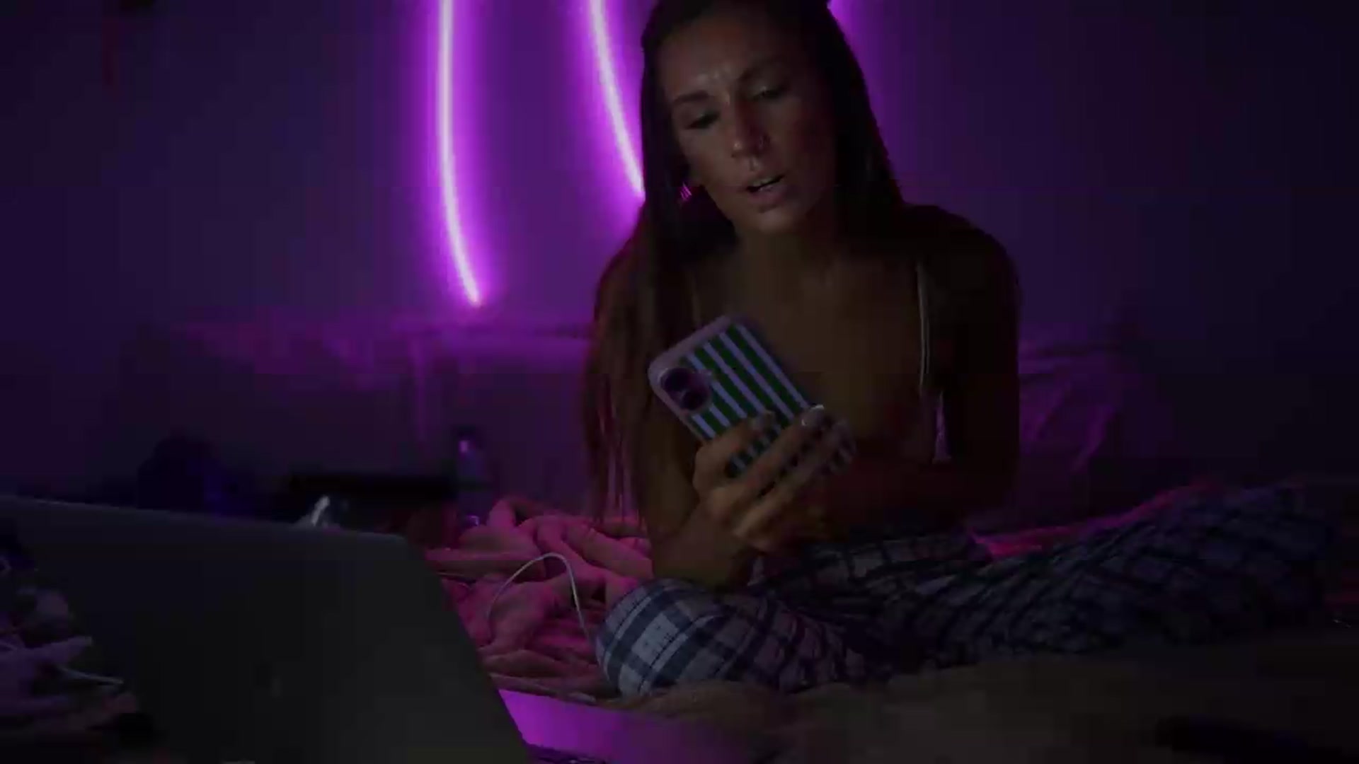 Gallery image thumbnail from Nicole_banks's myfreecams stream on, 08/25/2026, 04:26 image 14 of 20