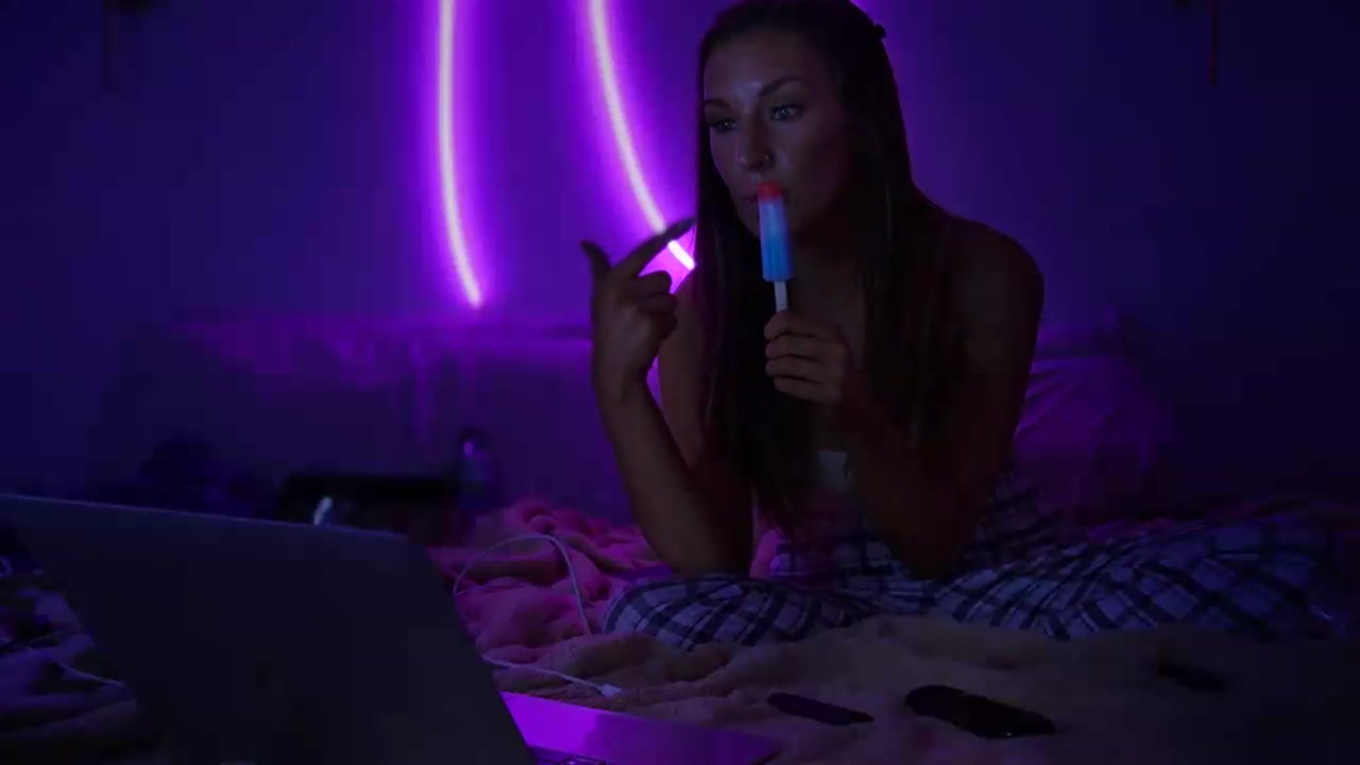 Gallery image thumbnail from Nicole_banks's myfreecams stream on, 08/25/2026, 05:25 image 2 of 20