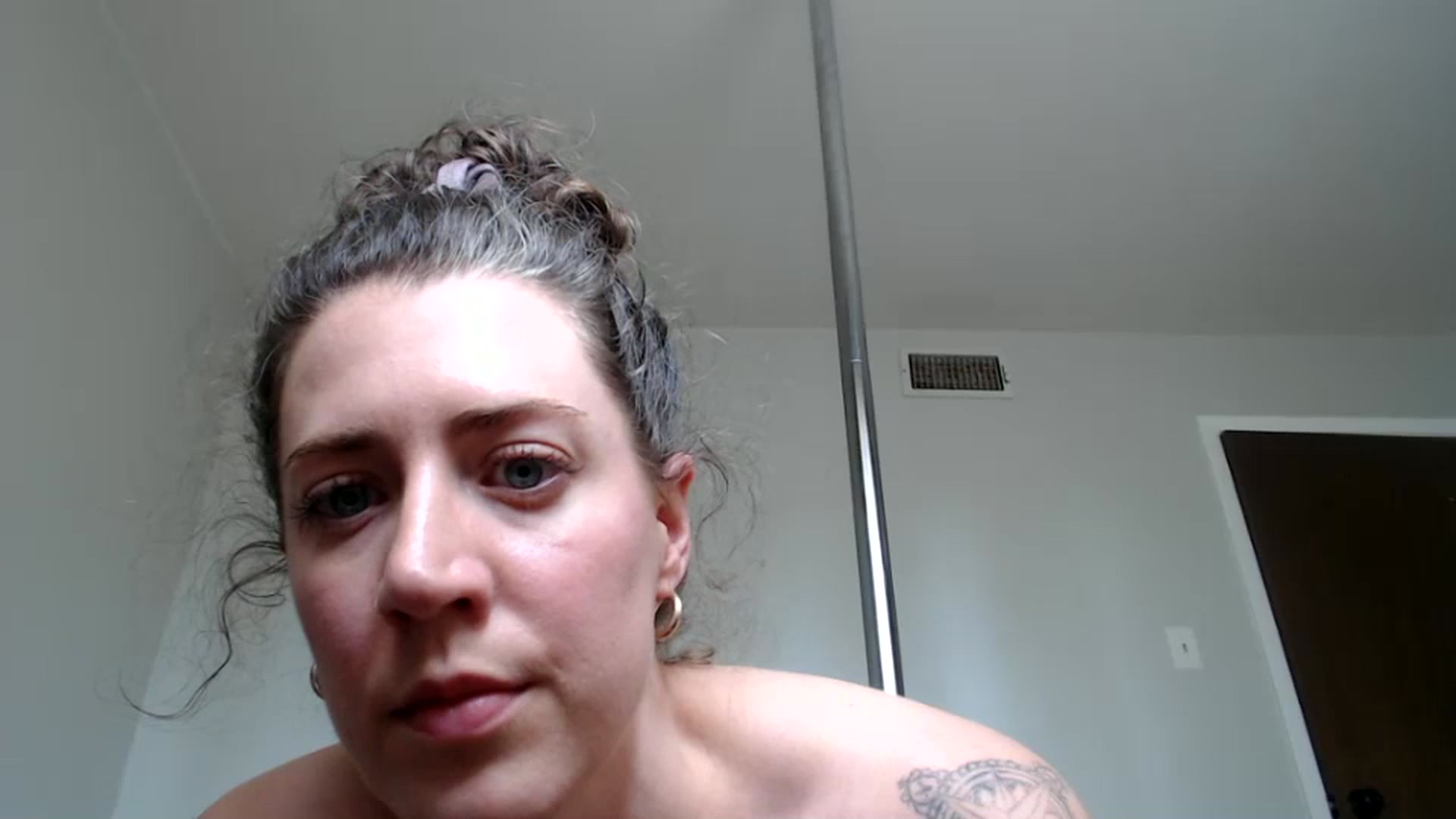 Gallery image thumbnail from Nicole_quinn's myfreecams stream on, 10/16/2024, 19:19 image 19 of 20