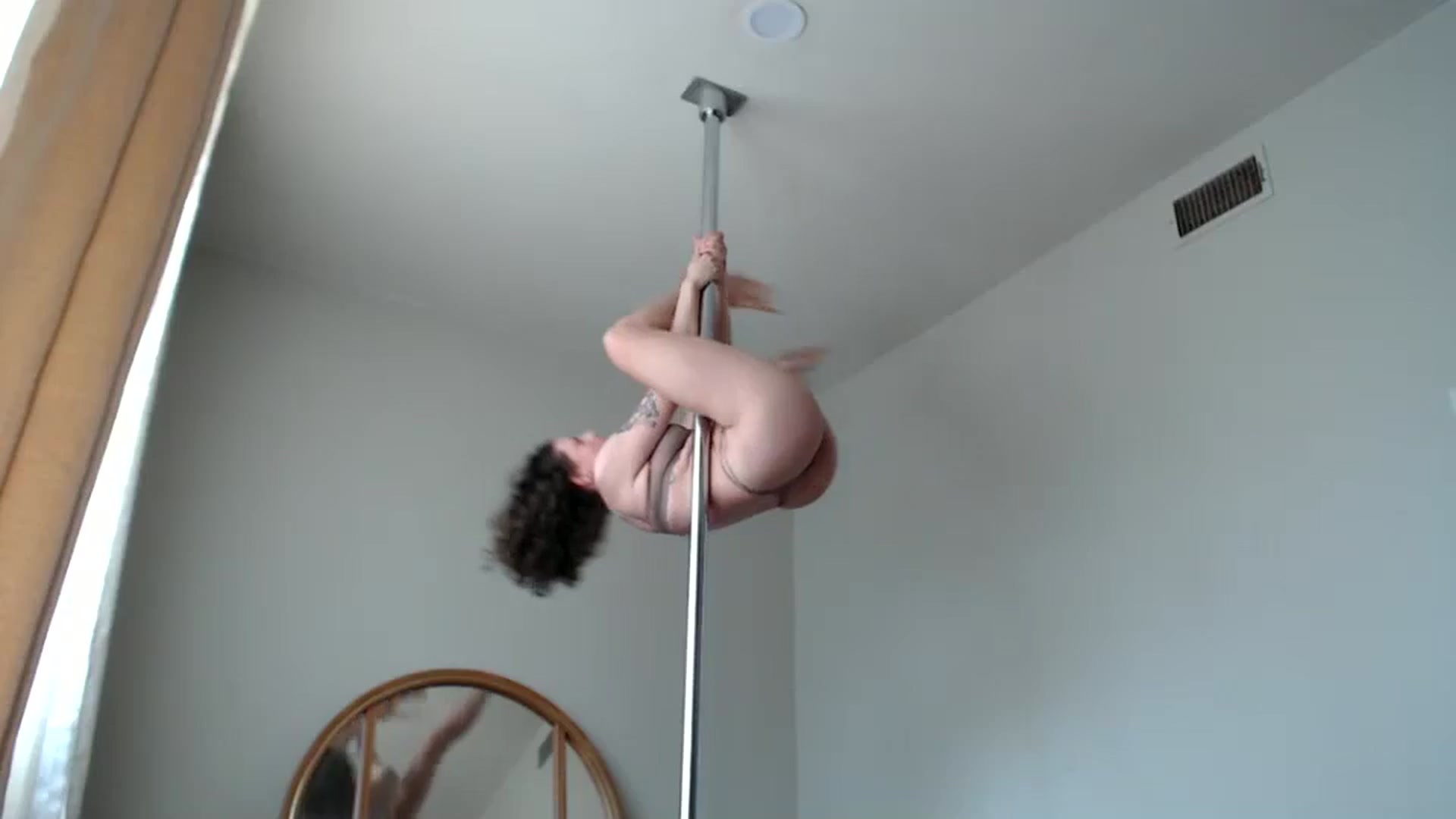 Gallery image thumbnail from Nicole_quinn's myfreecams stream on, 11/01/2024, 17:25 image 16 of 20