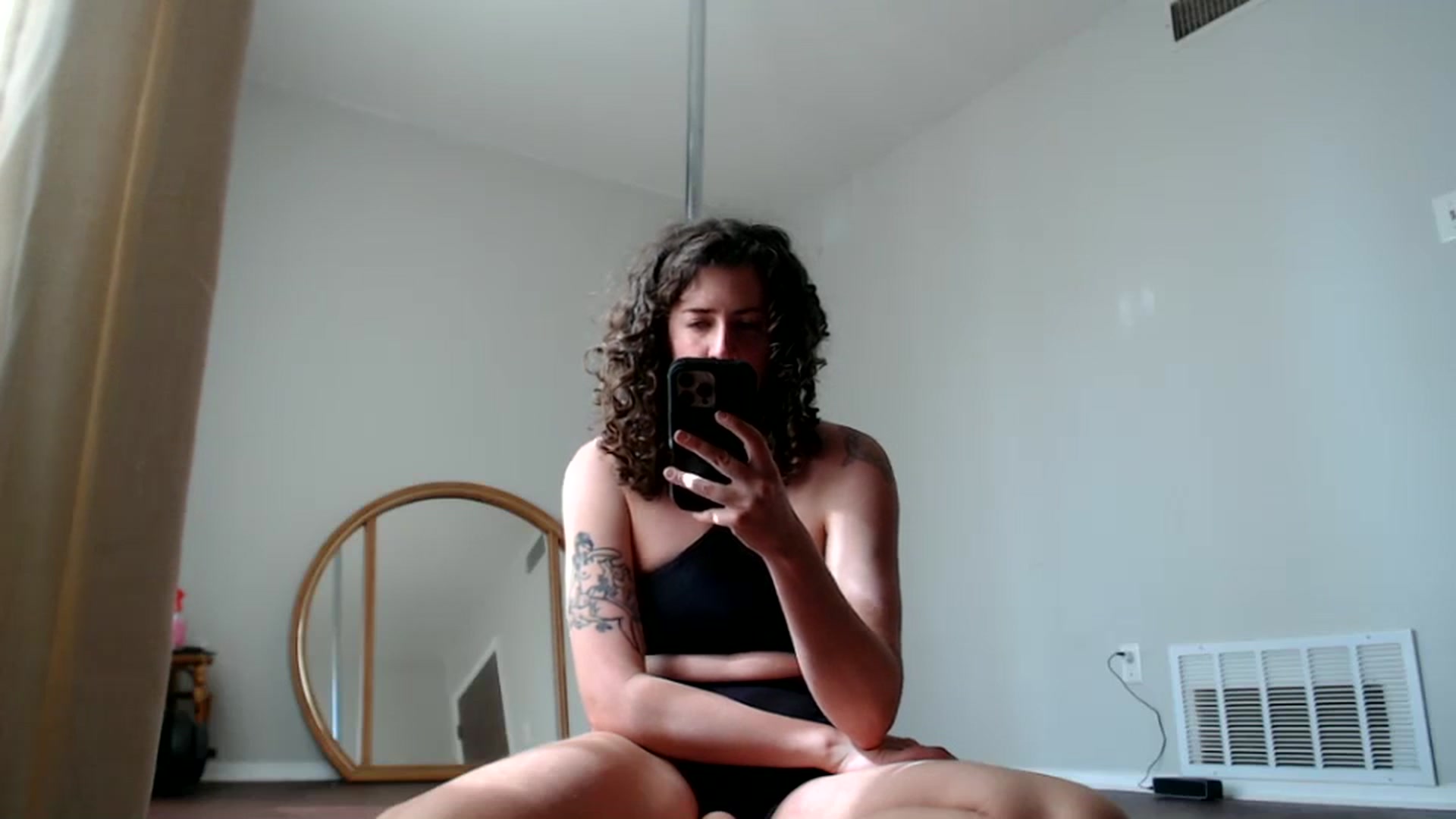 Gallery image thumbnail from Nicole_quinn's myfreecams stream on, 11/06/2024, 18:57 image 19 of 20
