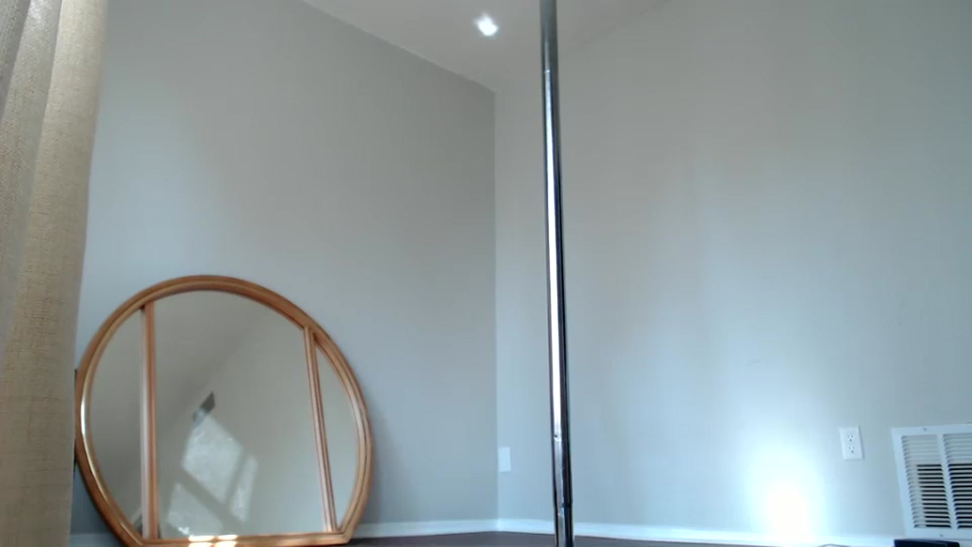 Gallery image thumbnail from Nicole_quinn's myfreecams stream on, 11/12/2024, 16:45 image 15 of 20