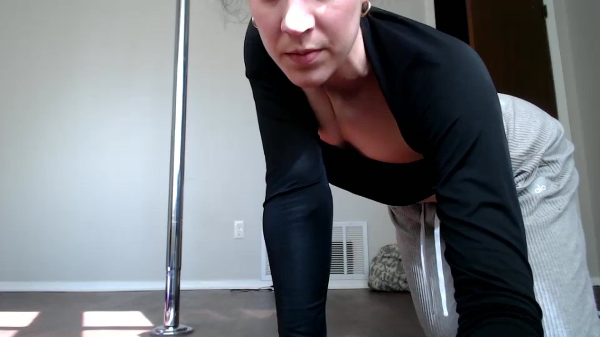 Gallery image thumbnail from Nicole_quinn's myfreecams stream on, 11/22/2024, 17:48 image 13 of 20