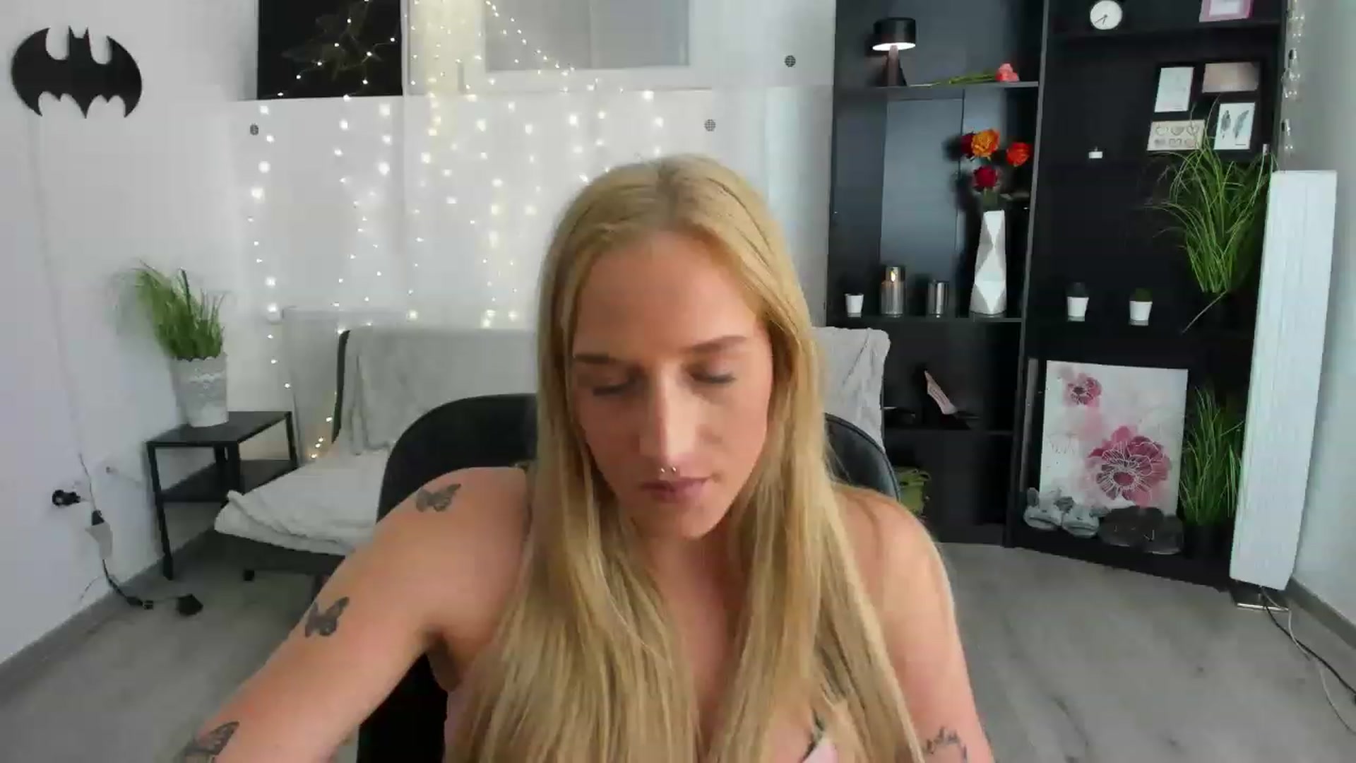 Gallery image thumbnail from NicoletteShea's myfreecams stream on, 03/15/2023, 21:16 image 19 of 20