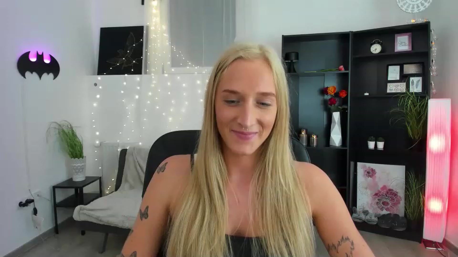 Gallery image thumbnail from NicoletteShea's myfreecams stream on, 03/22/2023, 17:03 image 5 of 20