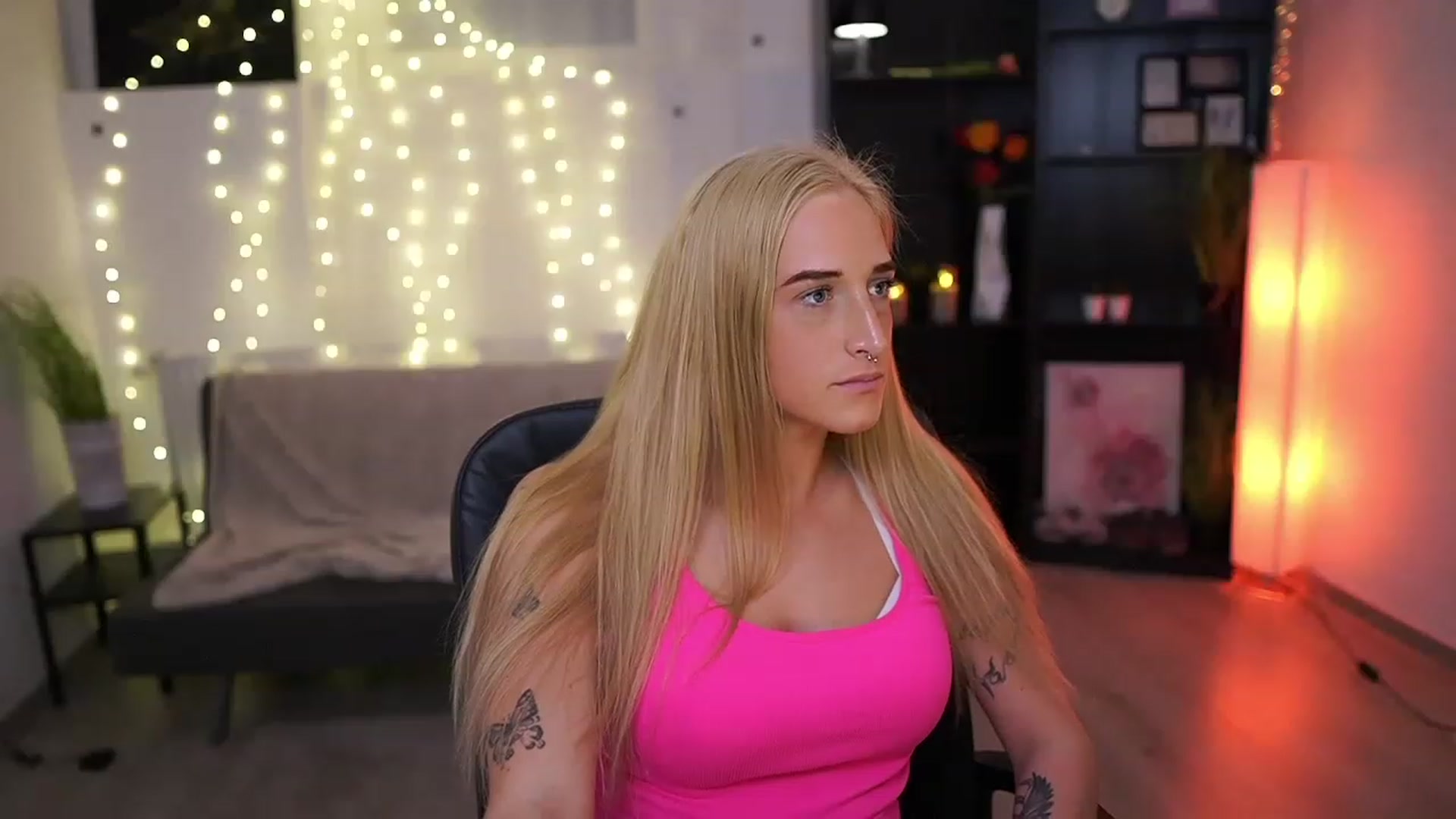 Gallery image thumbnail from NicoletteShea's myfreecams stream on, 03/26/2023, 18:00 image 3 of 20