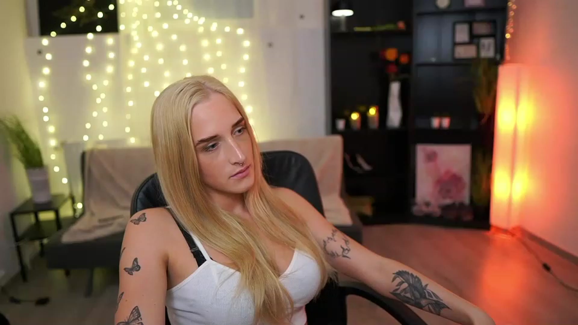 Gallery image thumbnail from NicoletteShea's myfreecams stream on, 03/27/2023, 15:56 image 19 of 20