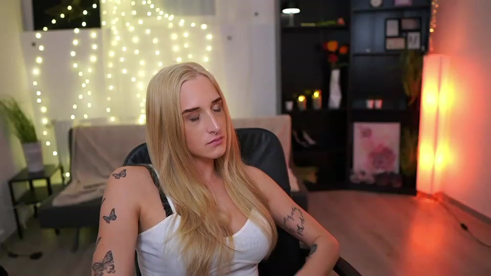 Gallery image thumbnail from NicoletteShea's myfreecams stream on, 03/27/2023, 16:32 image 10 of 20