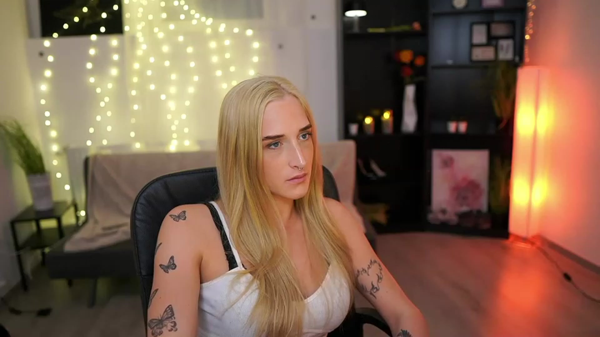 Gallery image thumbnail from NicoletteShea's myfreecams stream on, 03/27/2023, 16:32 image 17 of 20