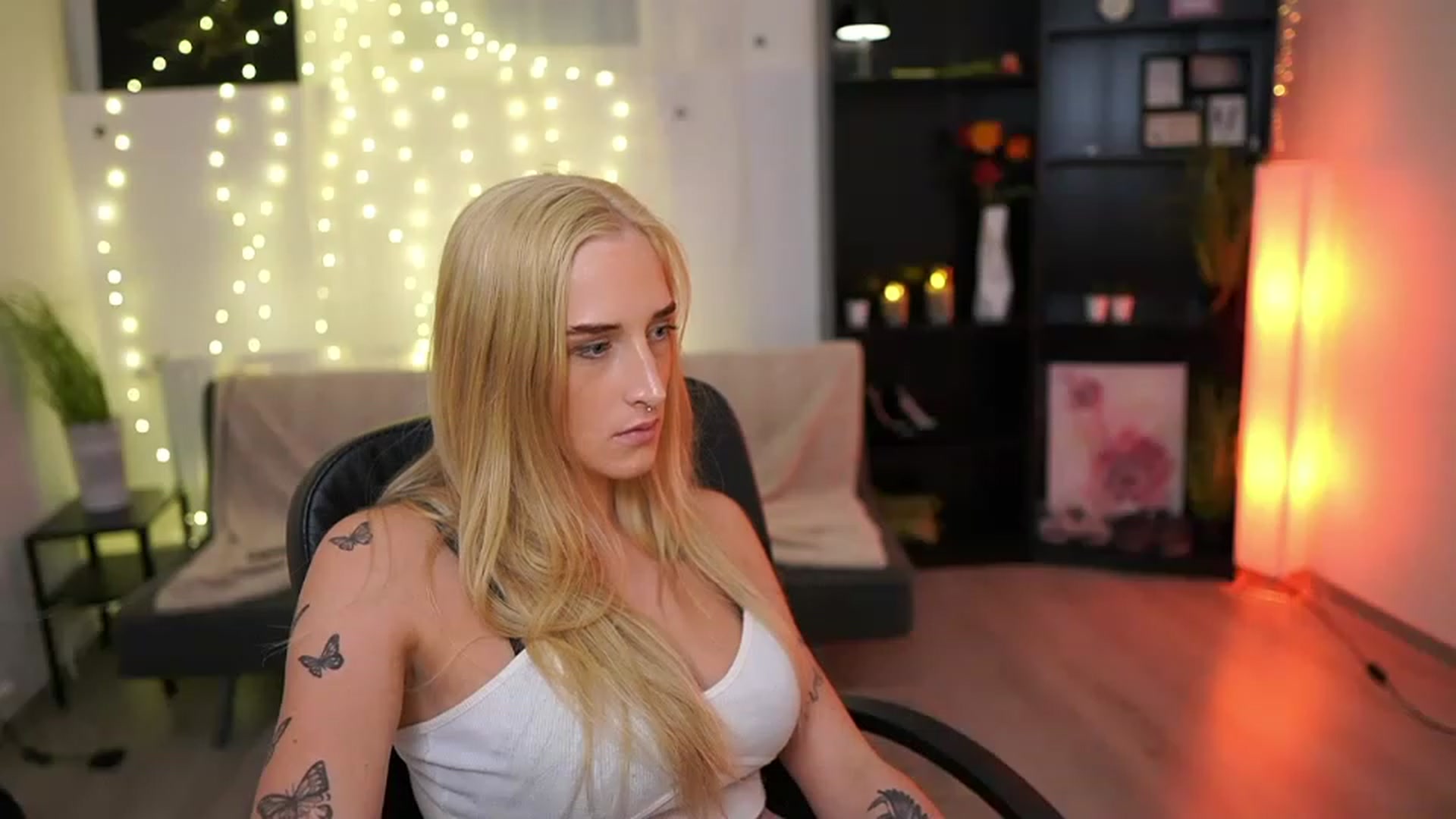 Gallery image thumbnail from NicoletteShea's myfreecams stream on, 03/27/2023, 16:32 image 6 of 20