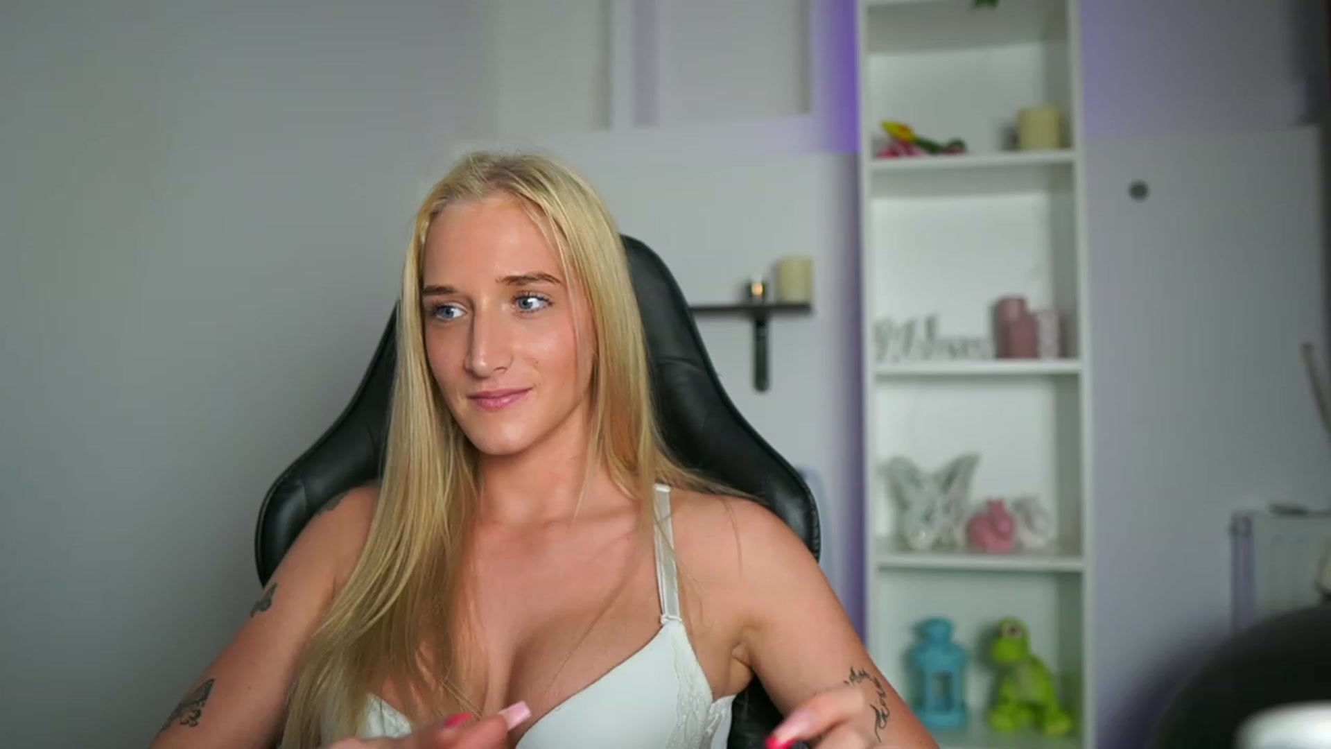 Gallery image thumbnail from NicoletteShea's myfreecams stream on, 04/22/2023, 13:02 image 3 of 20