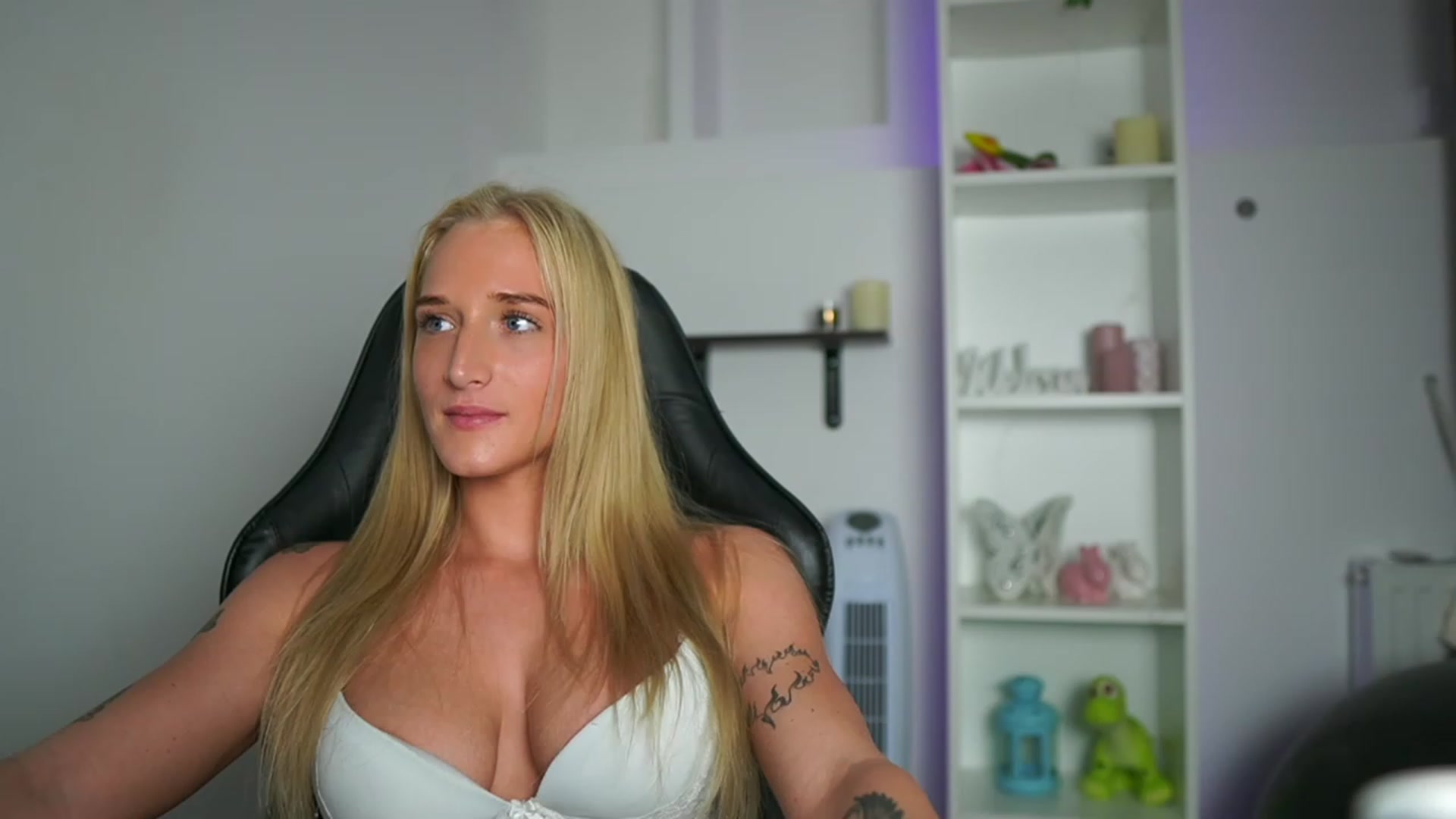 Gallery image thumbnail from NicoletteShea's myfreecams stream on, 04/22/2023, 13:02 image 2 of 20