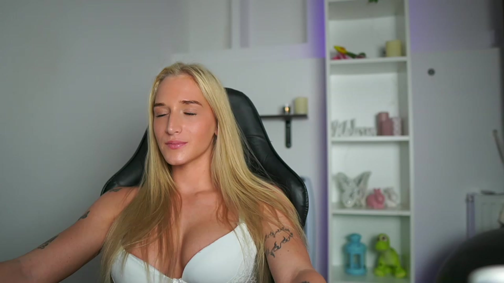 Gallery image thumbnail from NicoletteShea's myfreecams stream on, 04/22/2023, 13:02 image 1 of 20
