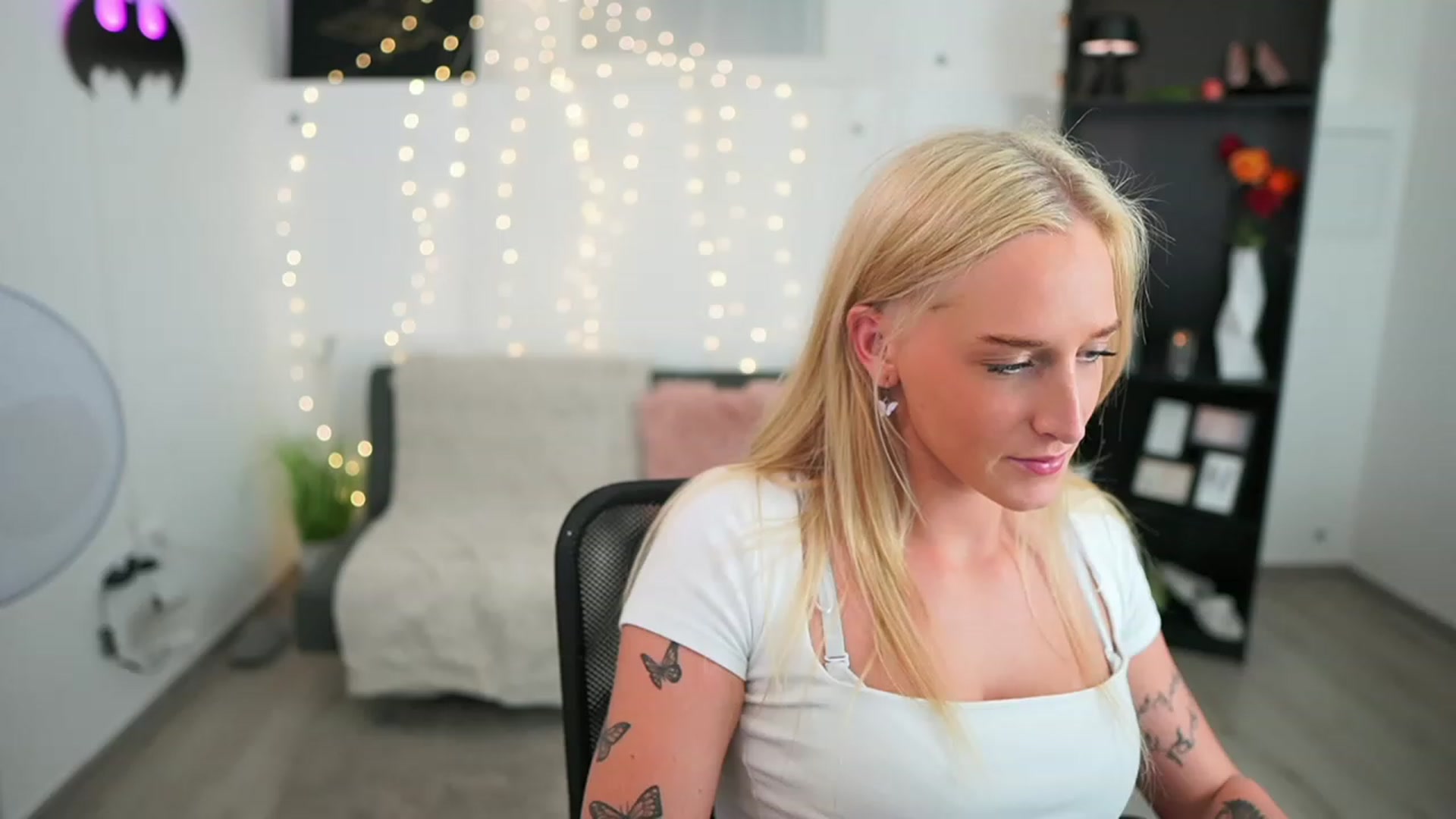 Gallery image thumbnail from NicoletteShea's myfreecams stream on, 05/04/2023, 18:34 image 2 of 20