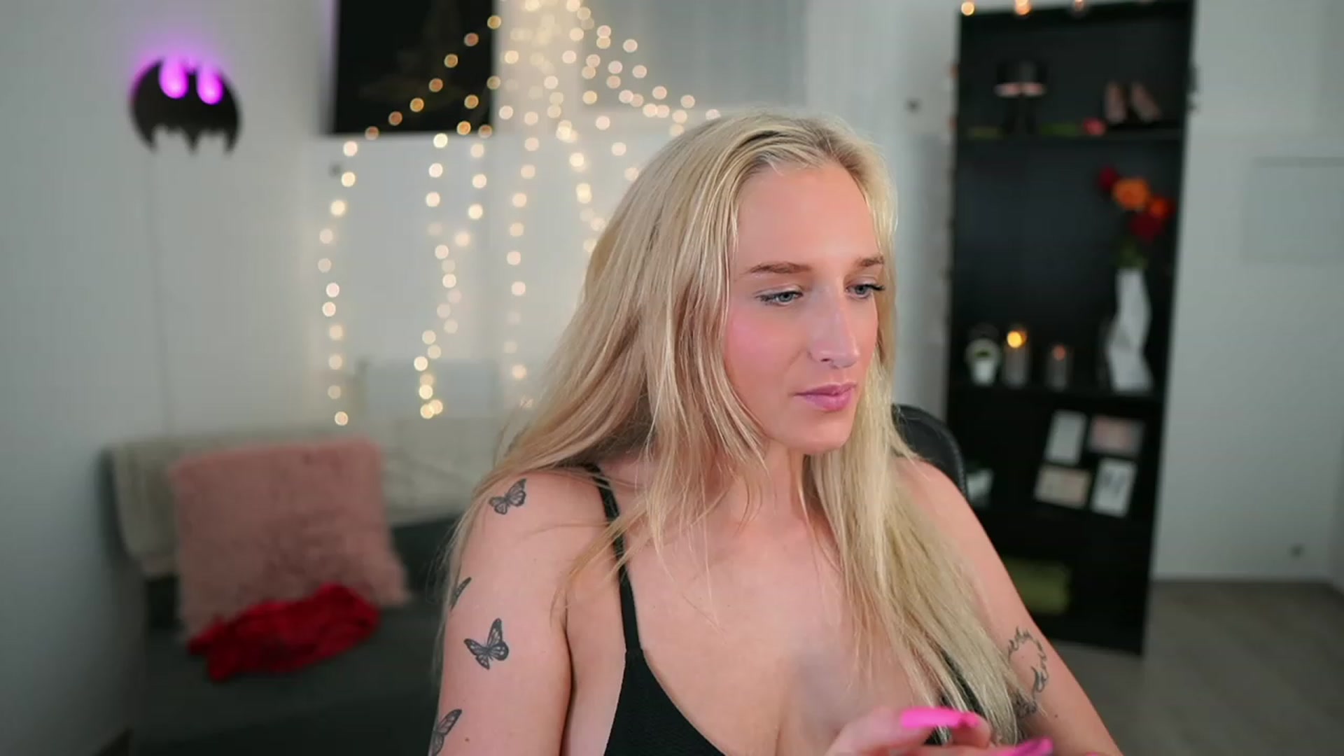 Gallery image thumbnail from NicoletteShea's myfreecams stream on, 05/16/2023, 15:42 image 18 of 20