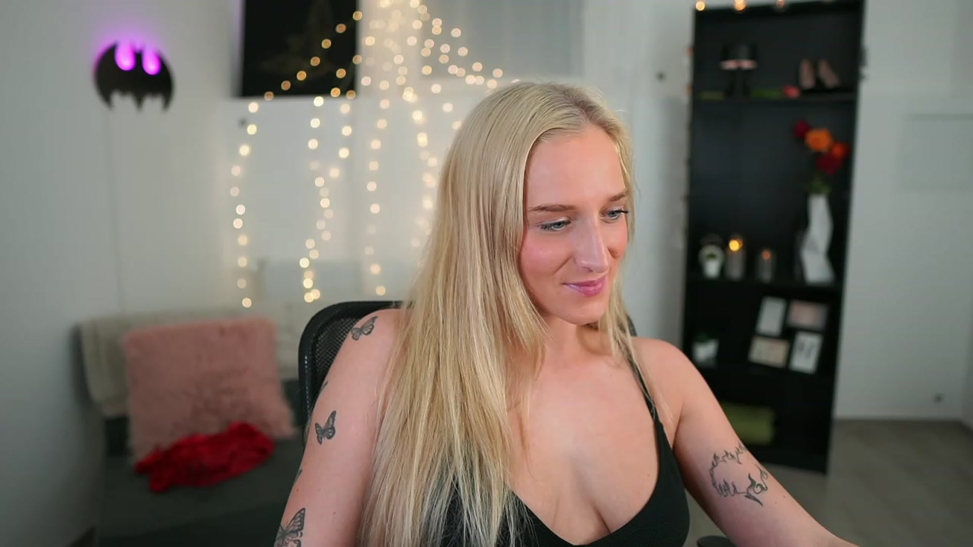 Gallery image thumbnail from NicoletteShea's myfreecams stream on, 05/16/2023, 15:42 image 13 of 20