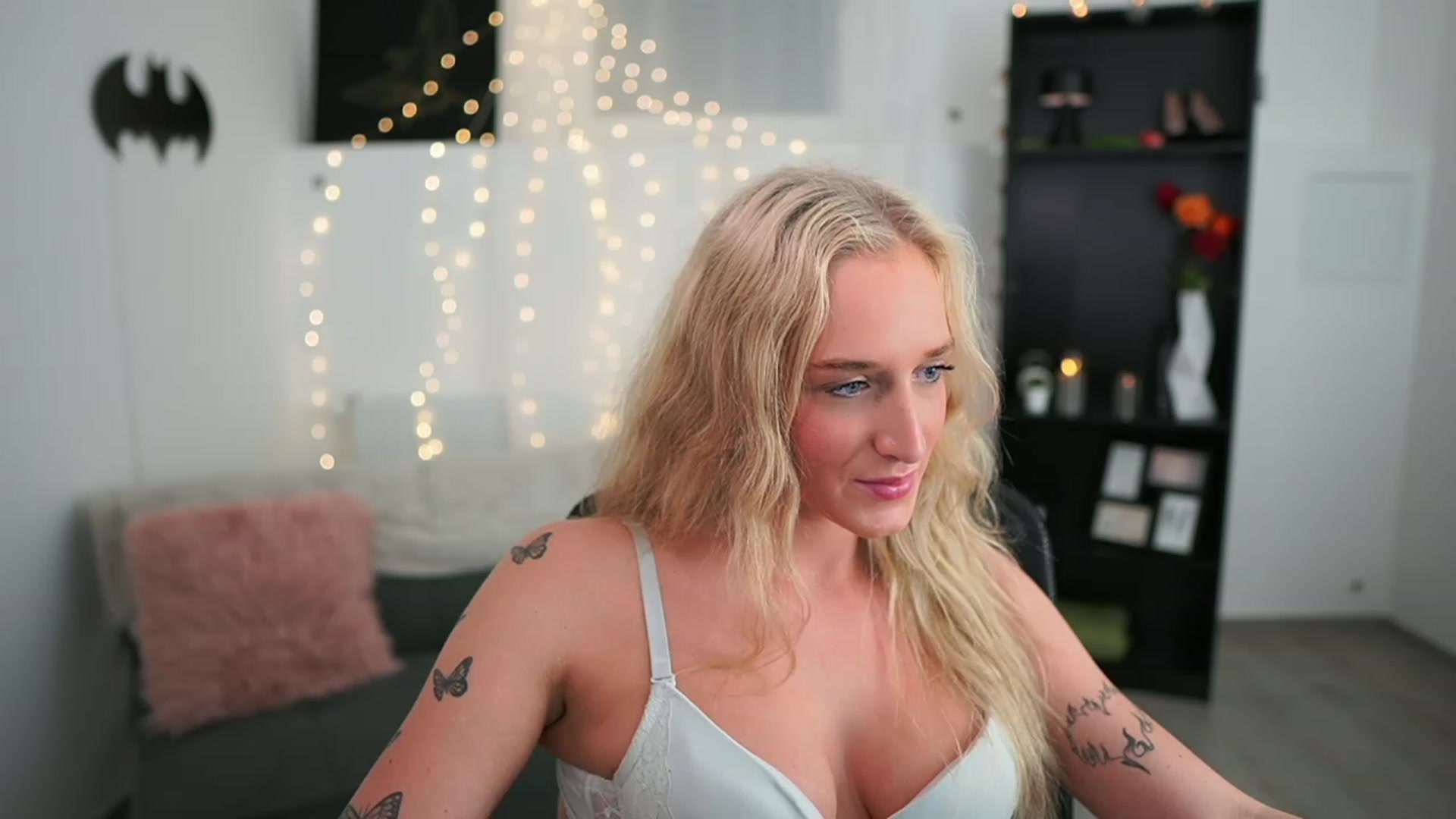 Gallery image thumbnail from NicoletteShea's myfreecams stream on, 05/18/2023, 20:10 image 8 of 20