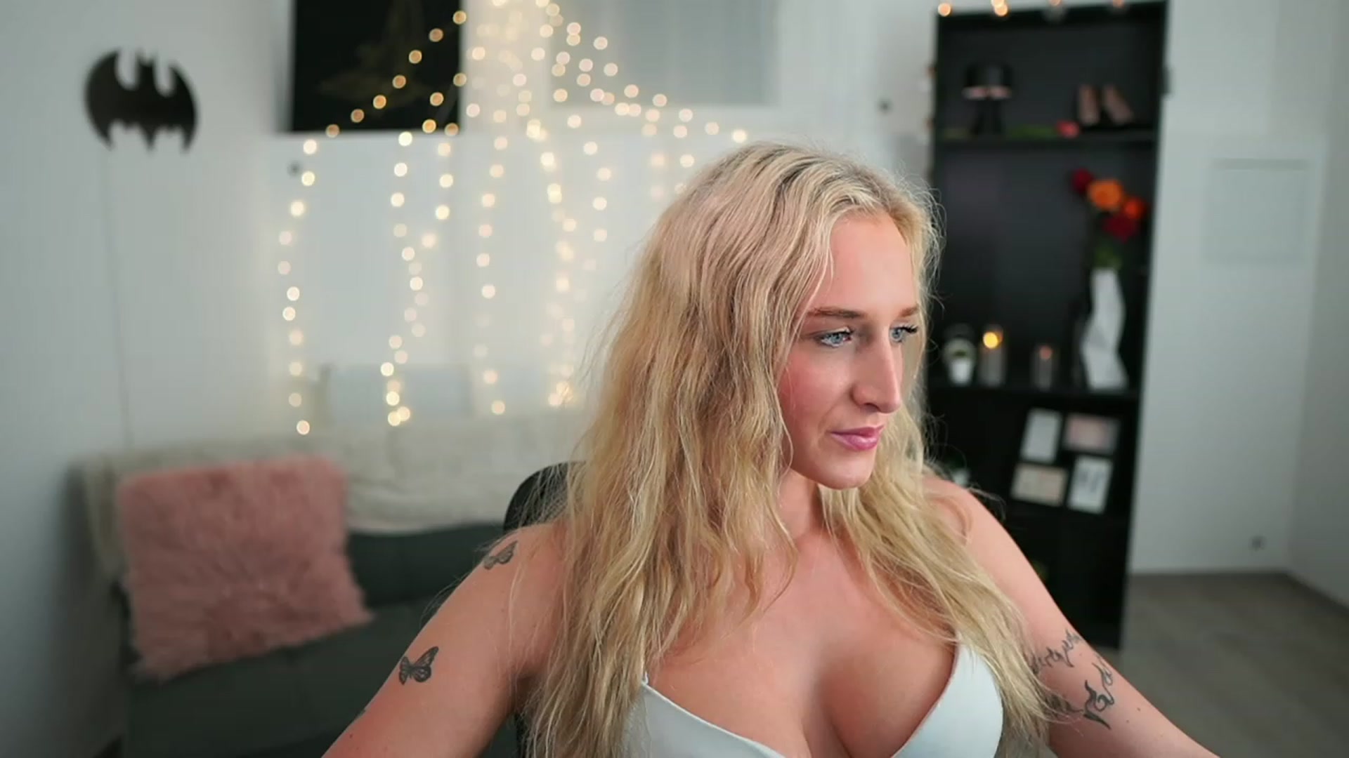 Gallery image thumbnail from NicoletteShea's myfreecams stream on, 05/18/2023, 20:10 image 17 of 20