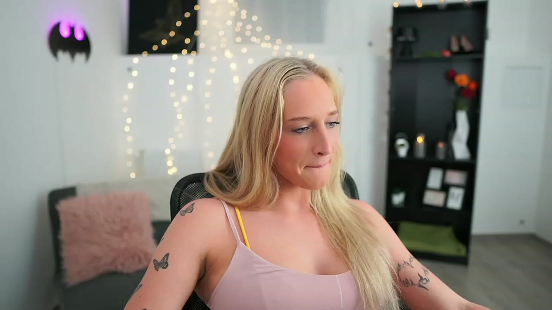 Gallery image thumbnail from NicoletteShea's myfreecams stream on, 05/24/2023, 20:03 image 4 of 20