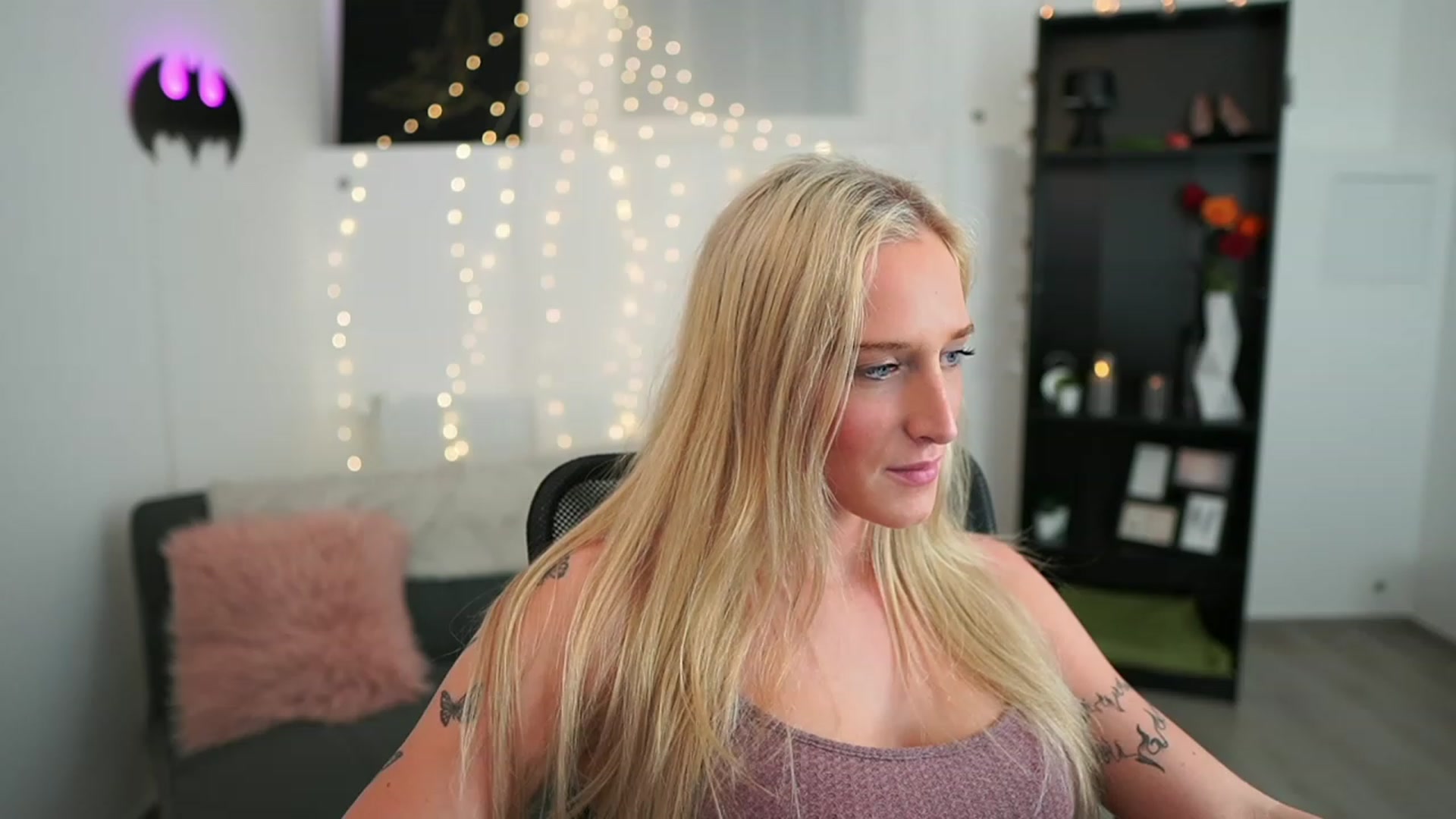 Gallery image thumbnail from NicoletteShea's myfreecams stream on, 05/25/2023, 18:19 image 4 of 20