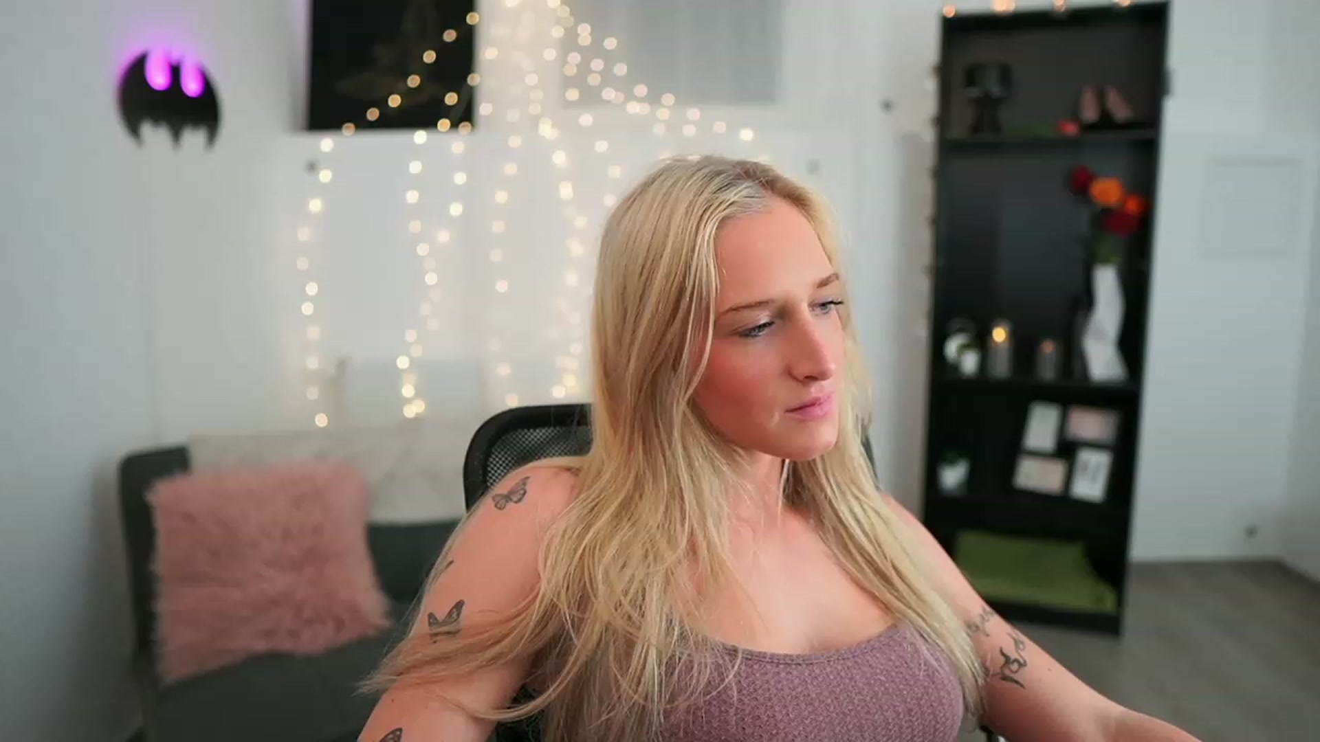 Gallery image thumbnail from NicoletteShea's myfreecams stream on, 05/25/2023, 18:19 image 18 of 20