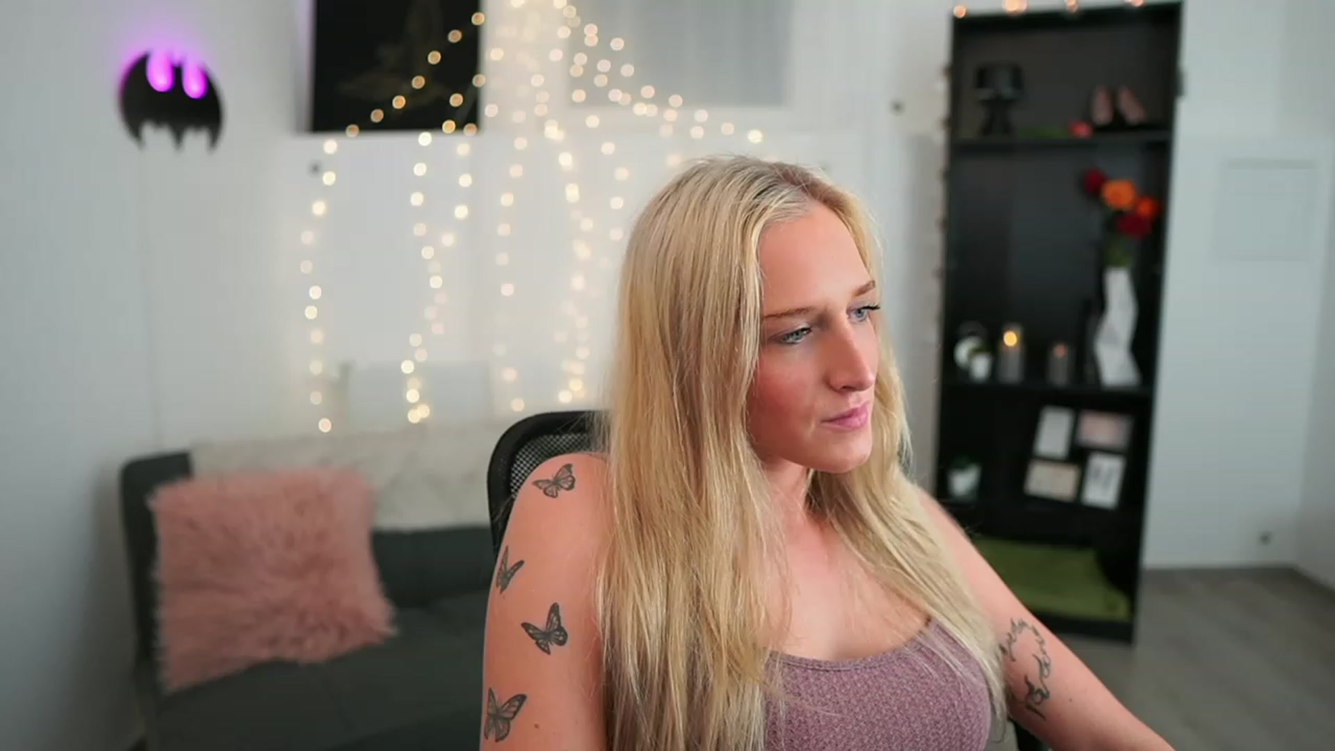 Gallery image thumbnail from NicoletteShea's myfreecams stream on, 05/25/2023, 18:19 image 17 of 20