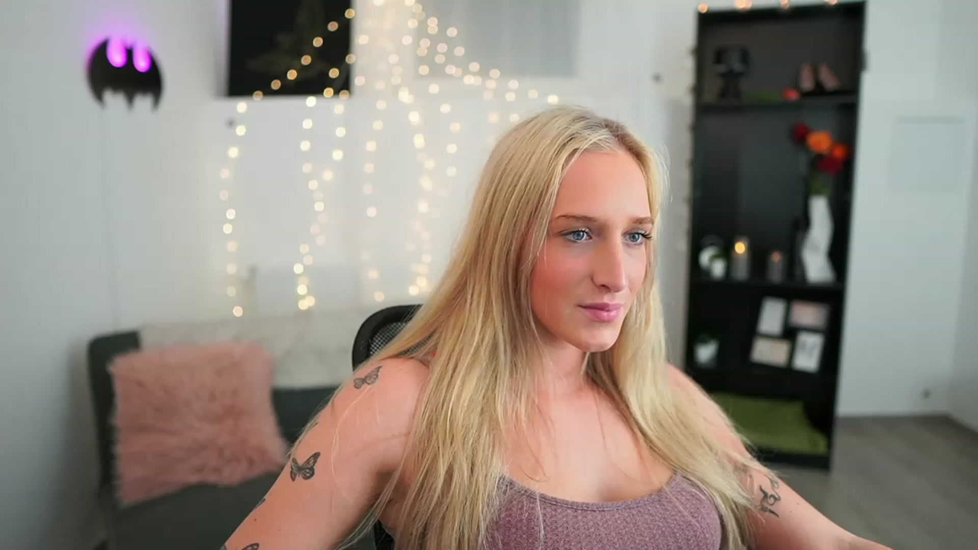 Gallery image thumbnail from NicoletteShea's myfreecams stream on, 05/25/2023, 18:19 image 6 of 20