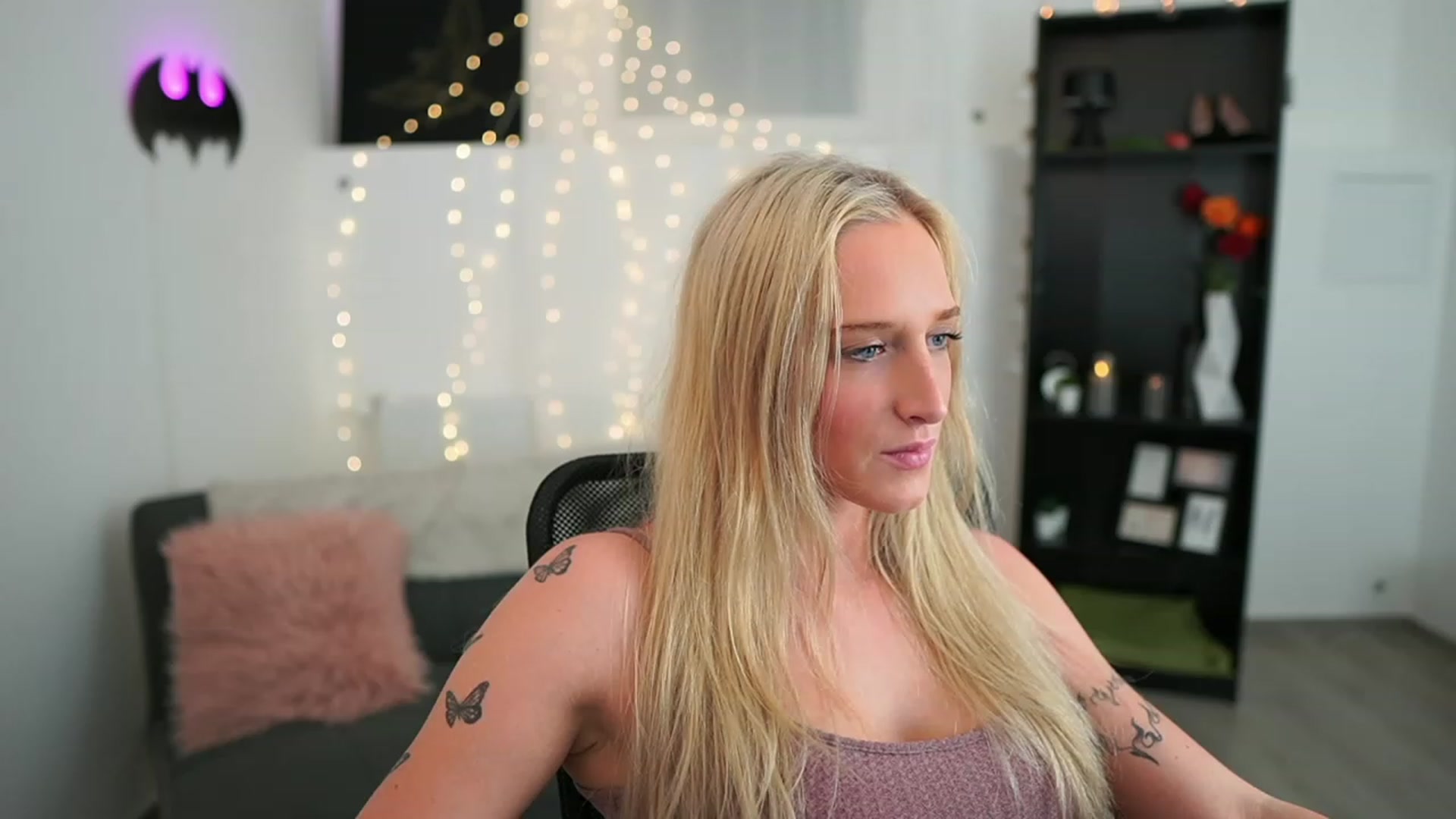 Gallery image thumbnail from NicoletteShea's myfreecams stream on, 05/25/2023, 18:19 image 2 of 20