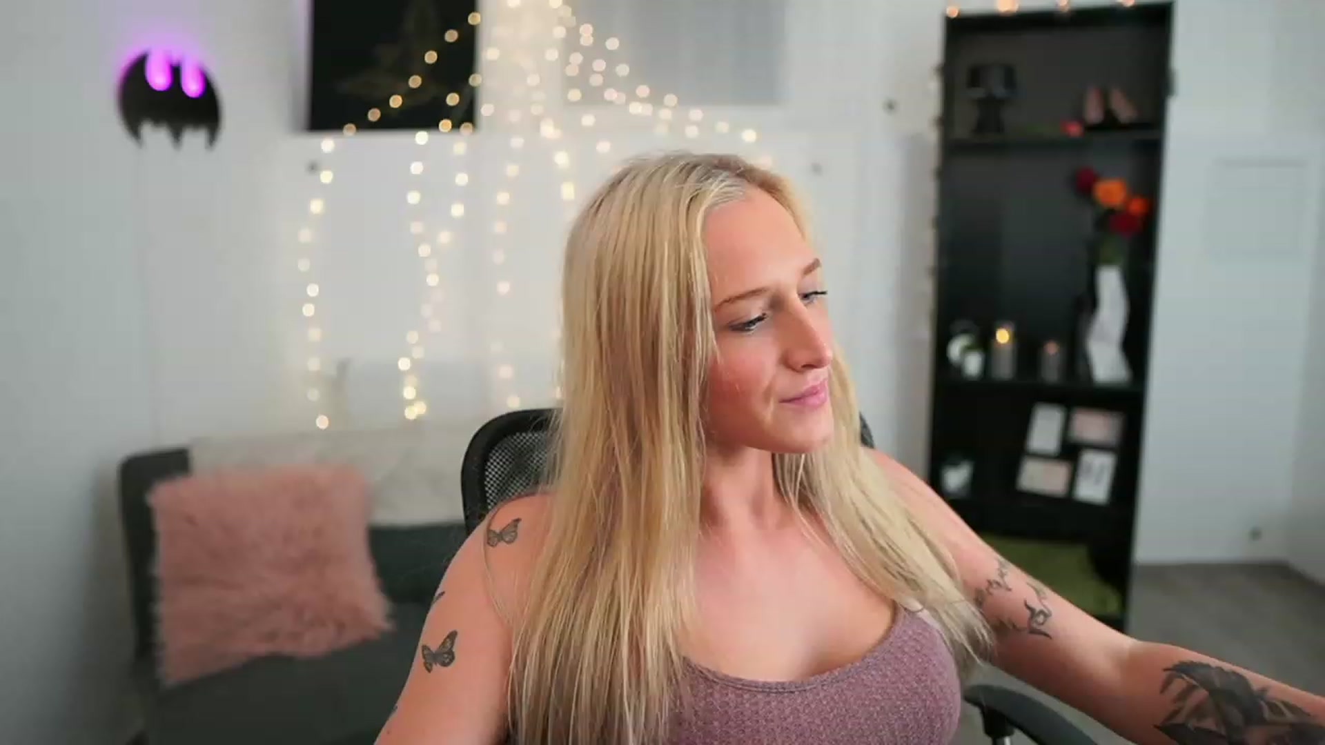 Gallery image thumbnail from NicoletteShea's myfreecams stream on, 05/25/2023, 18:19 image 11 of 20
