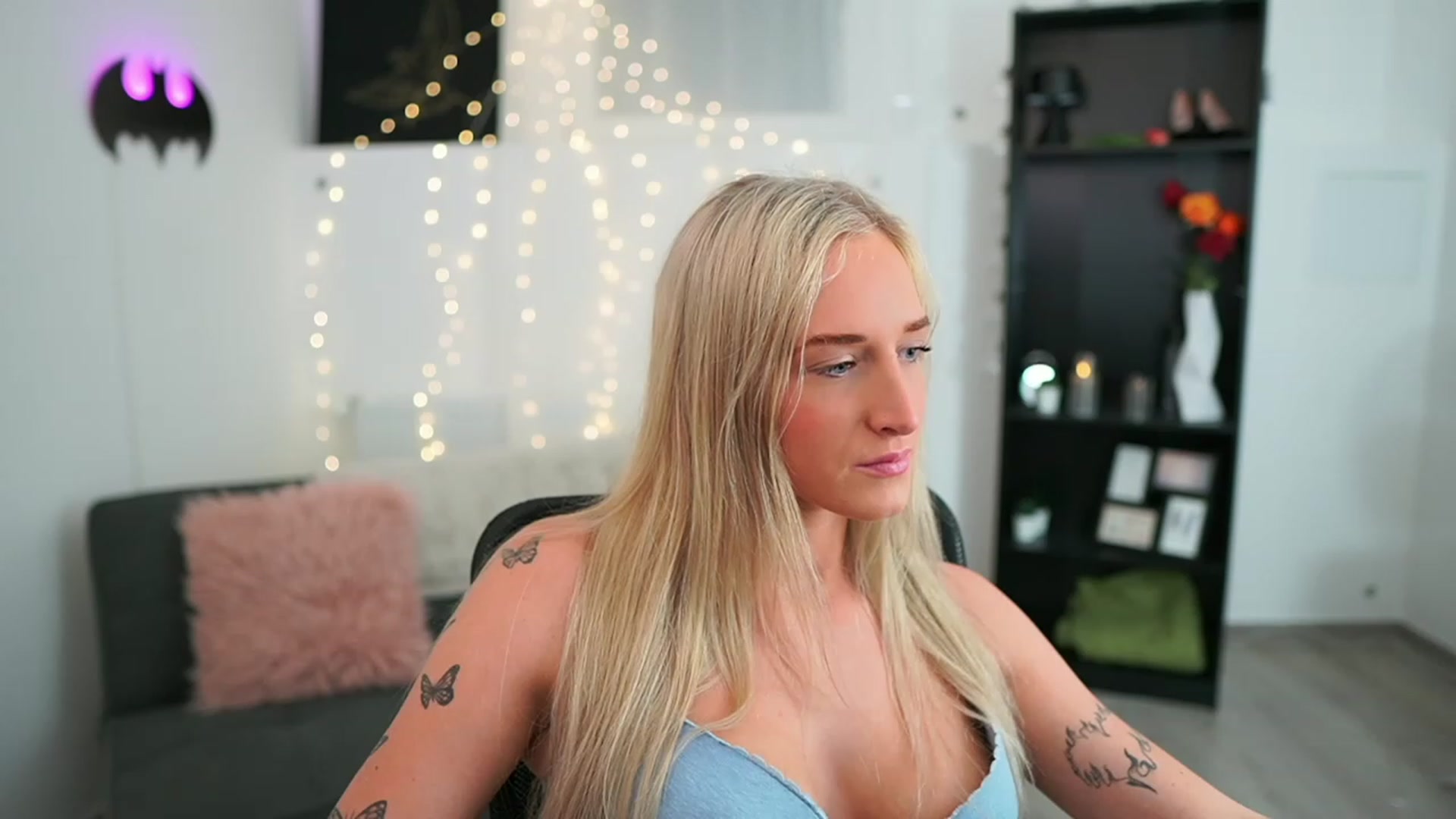 Gallery image thumbnail from NicoletteShea's myfreecams stream on, 06/05/2023, 20:17 image 12 of 20