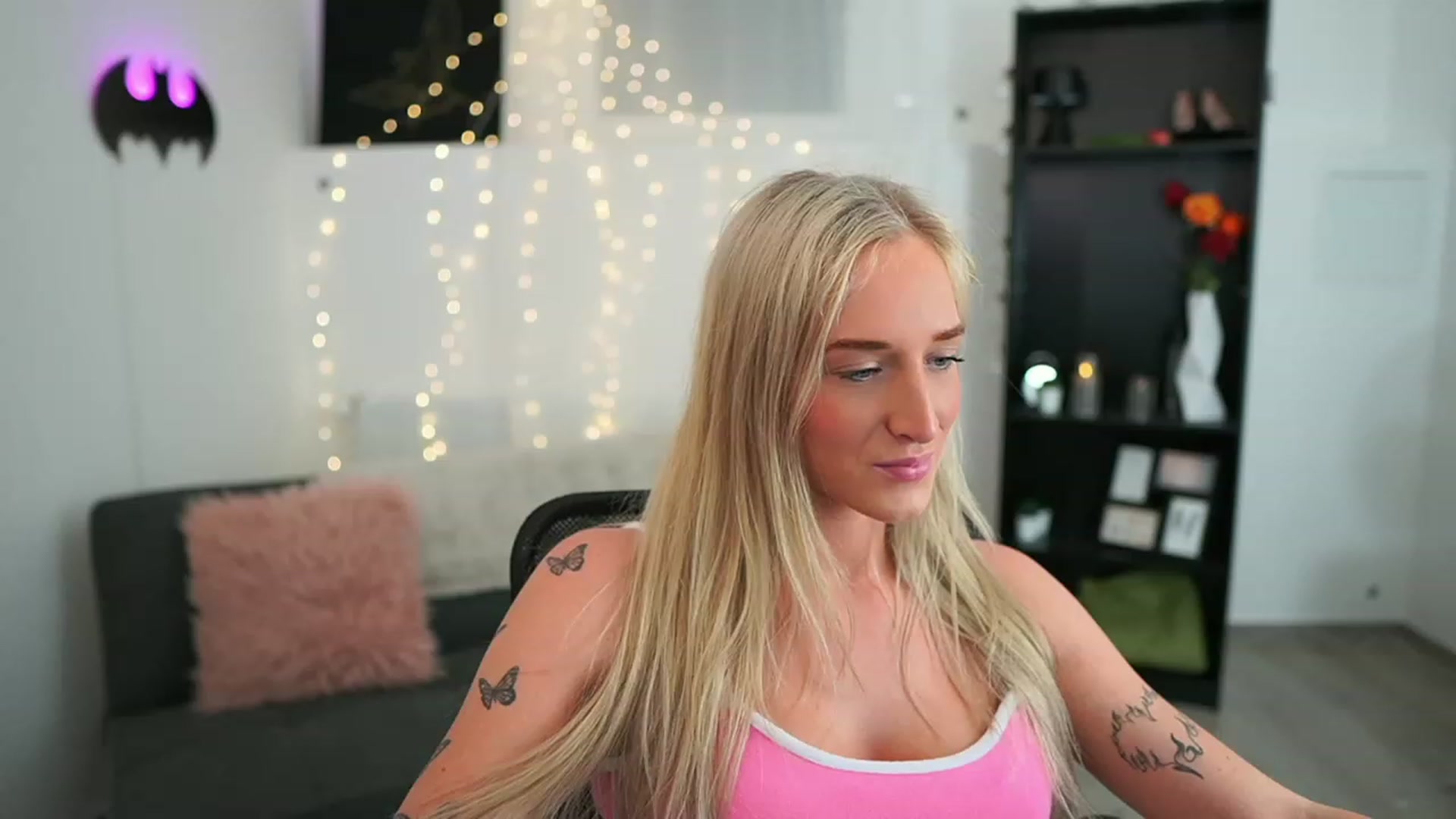 Gallery image thumbnail from NicoletteShea's myfreecams stream on, 06/05/2023, 20:37 image 4 of 20