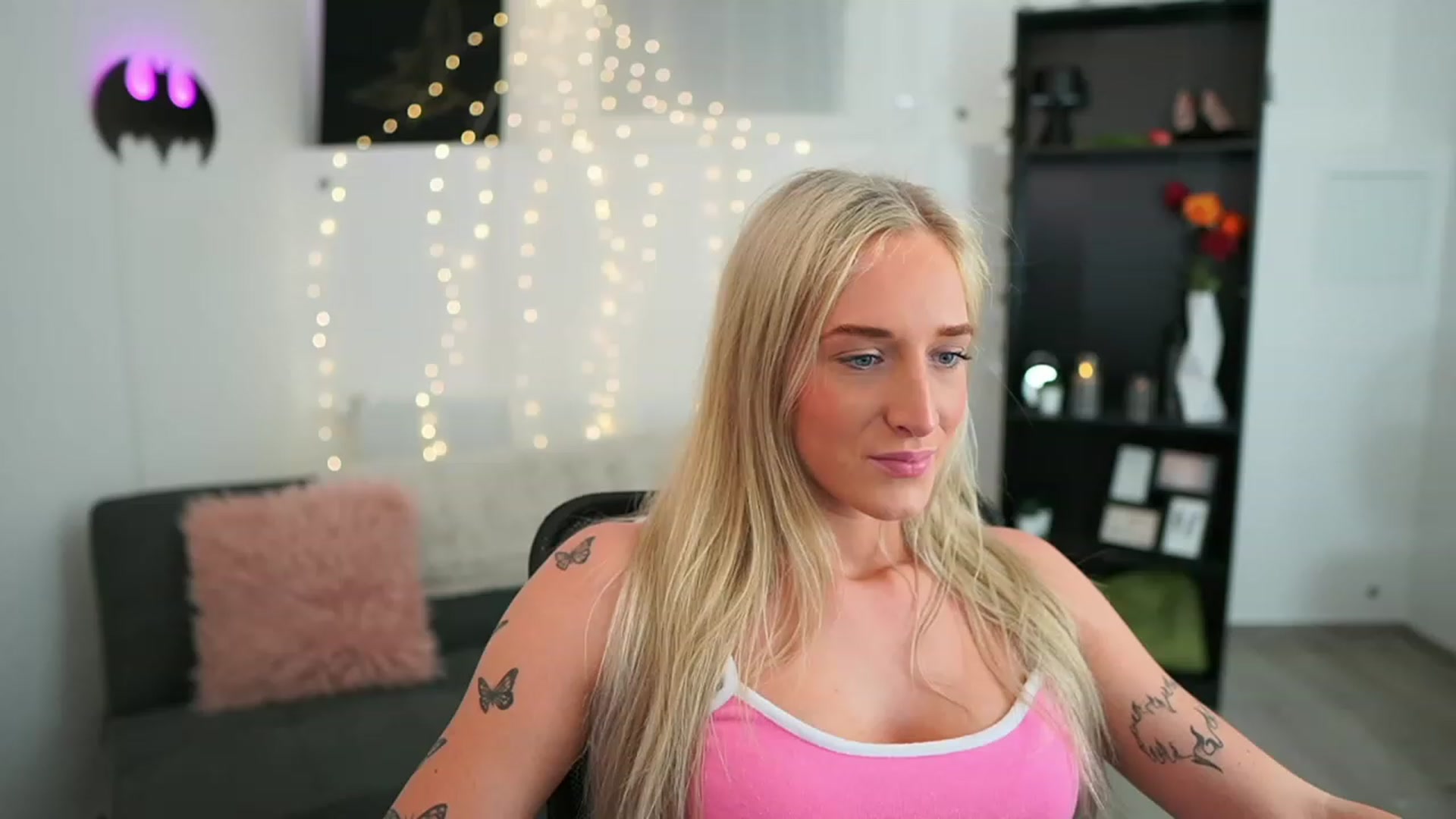 Gallery image thumbnail from NicoletteShea's myfreecams stream on, 06/05/2023, 20:37 image 2 of 20