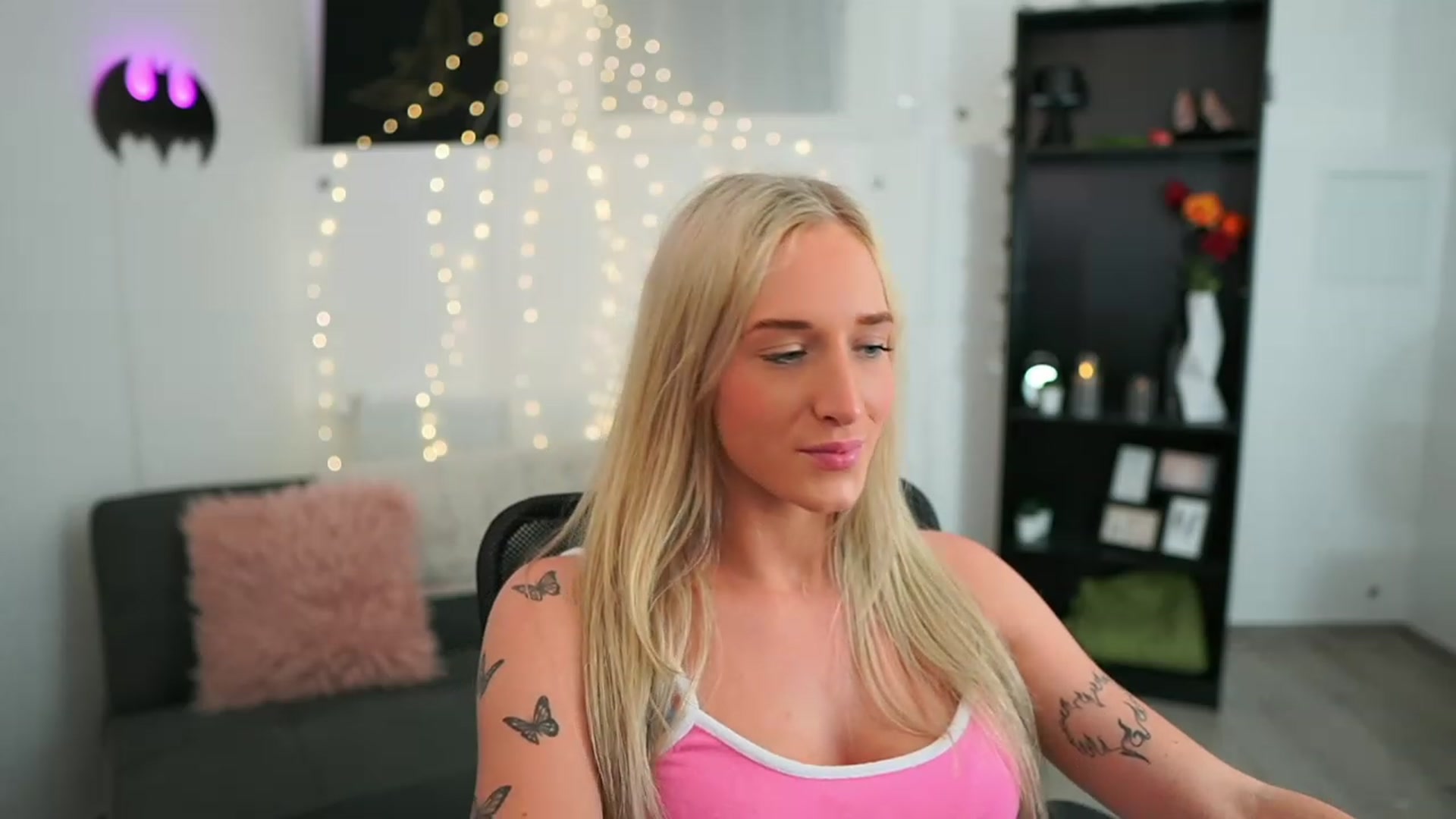 Gallery image thumbnail from NicoletteShea's myfreecams stream on, 06/05/2023, 20:37 image 16 of 20