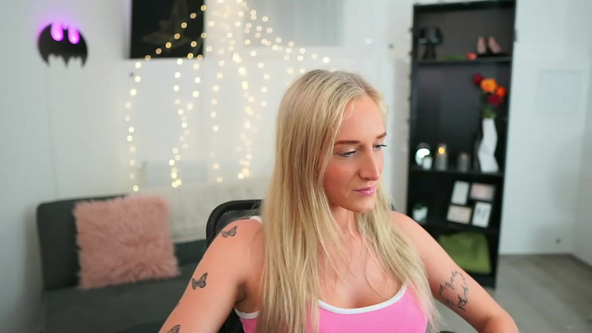 Gallery image thumbnail from NicoletteShea's myfreecams stream on, 06/05/2023, 20:37 image 6 of 20