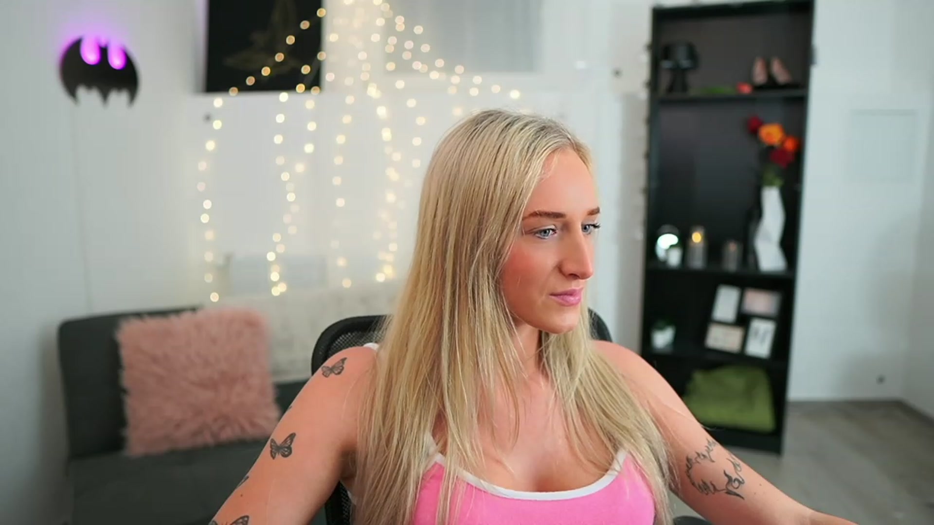 Gallery image thumbnail from NicoletteShea's myfreecams stream on, 06/05/2023, 20:37 image 14 of 20