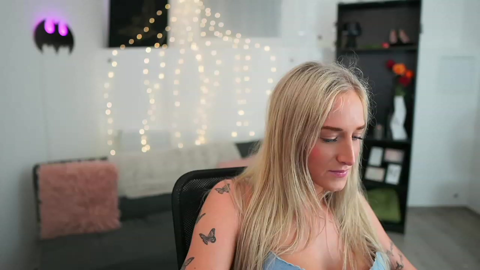 Gallery image thumbnail from NicoletteShea's myfreecams stream on, 06/05/2023, 23:15 image 16 of 20