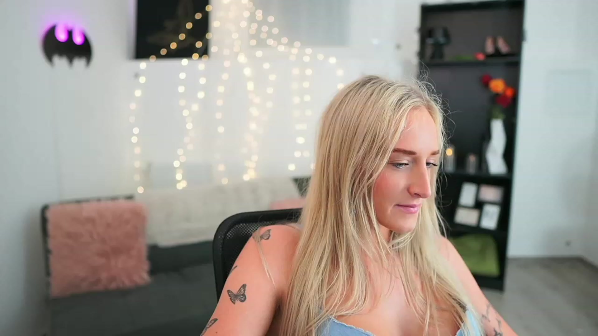 Gallery image thumbnail from NicoletteShea's myfreecams stream on, 06/05/2023, 23:15 image 17 of 20
