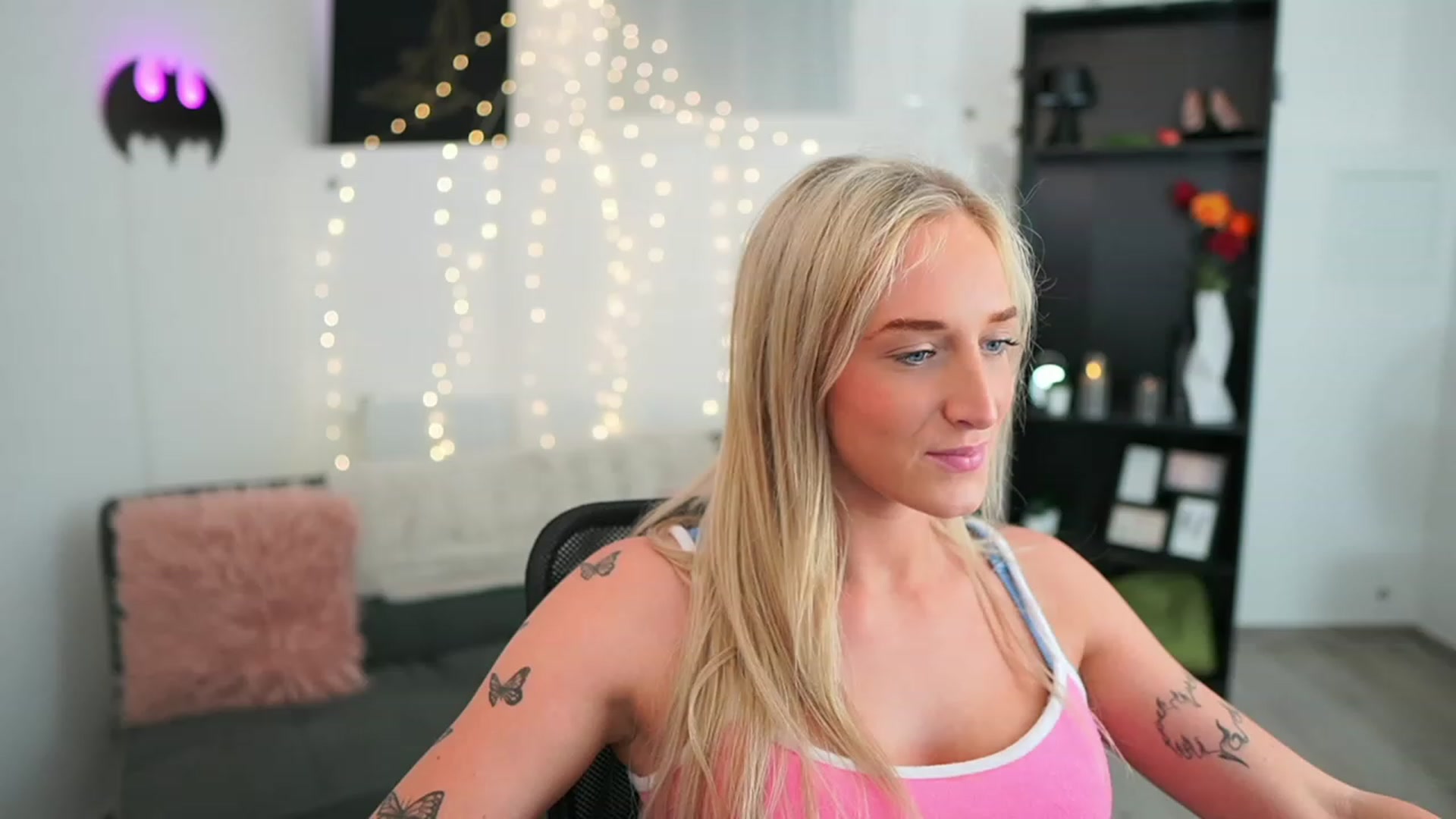 Gallery image thumbnail from NicoletteShea's myfreecams stream on, 06/05/2023, 23:15 image 2 of 20